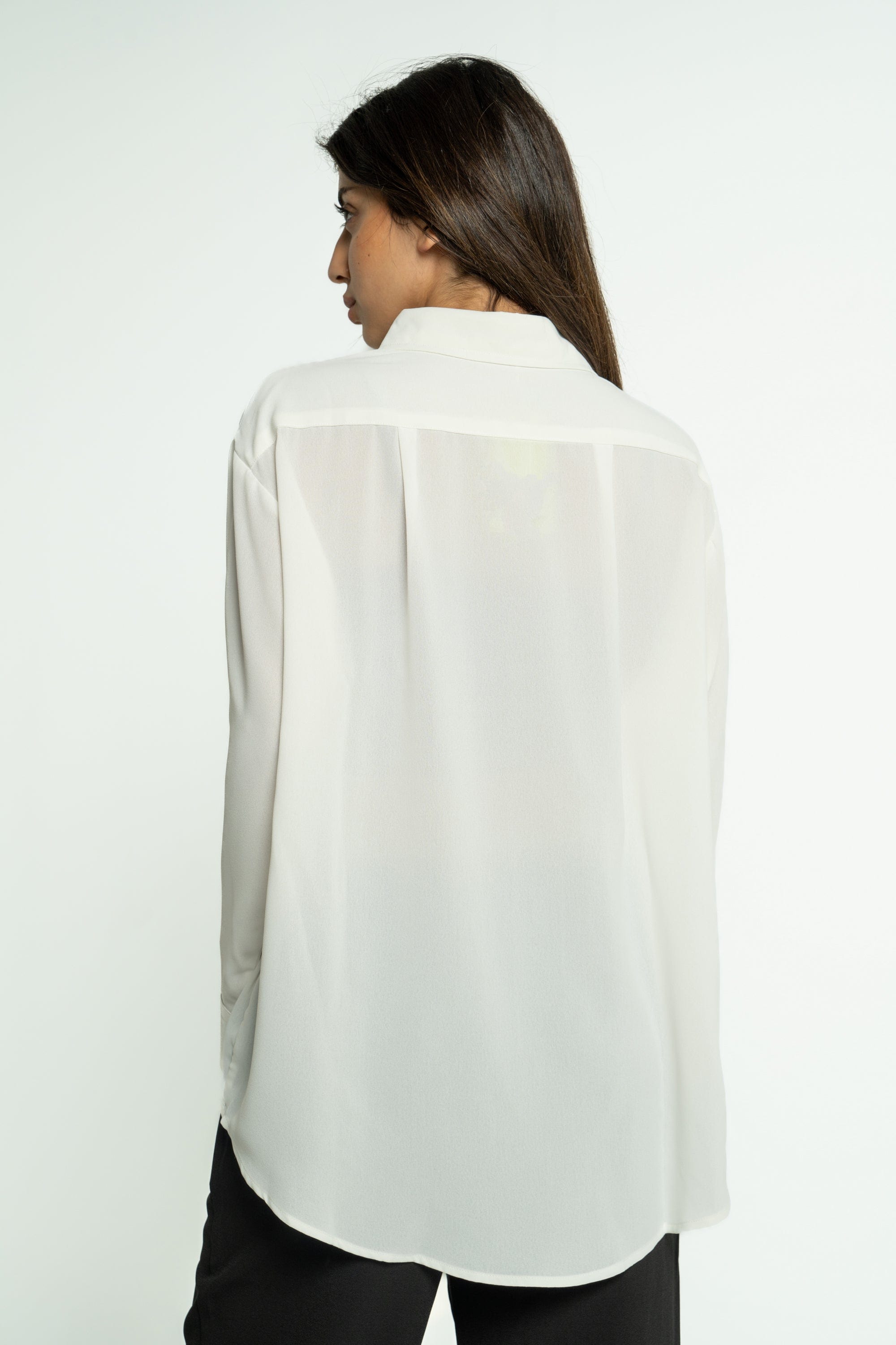 ميكا قميص سادة منقوش بوردة على الصدر بأكمام طويلة