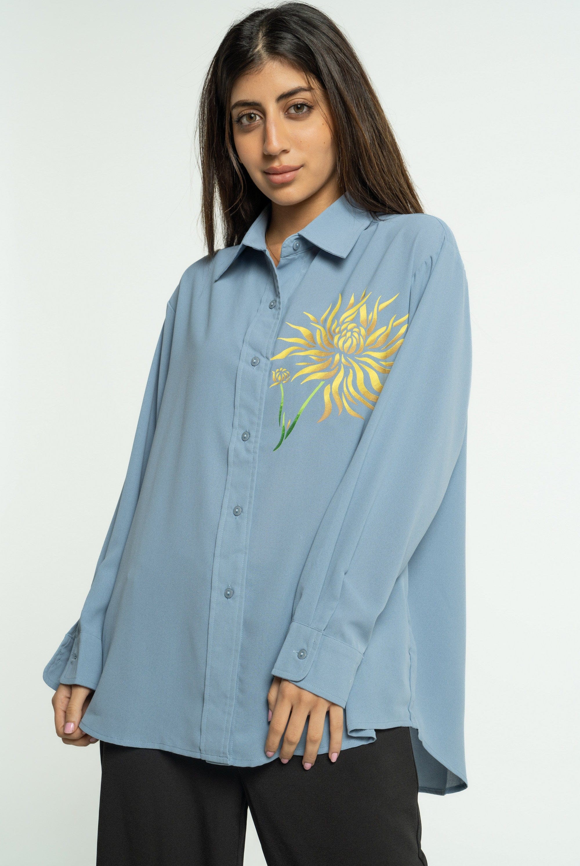 ميكا قميص سادة منقوش بوردة على الصدر بأكمام طويلة