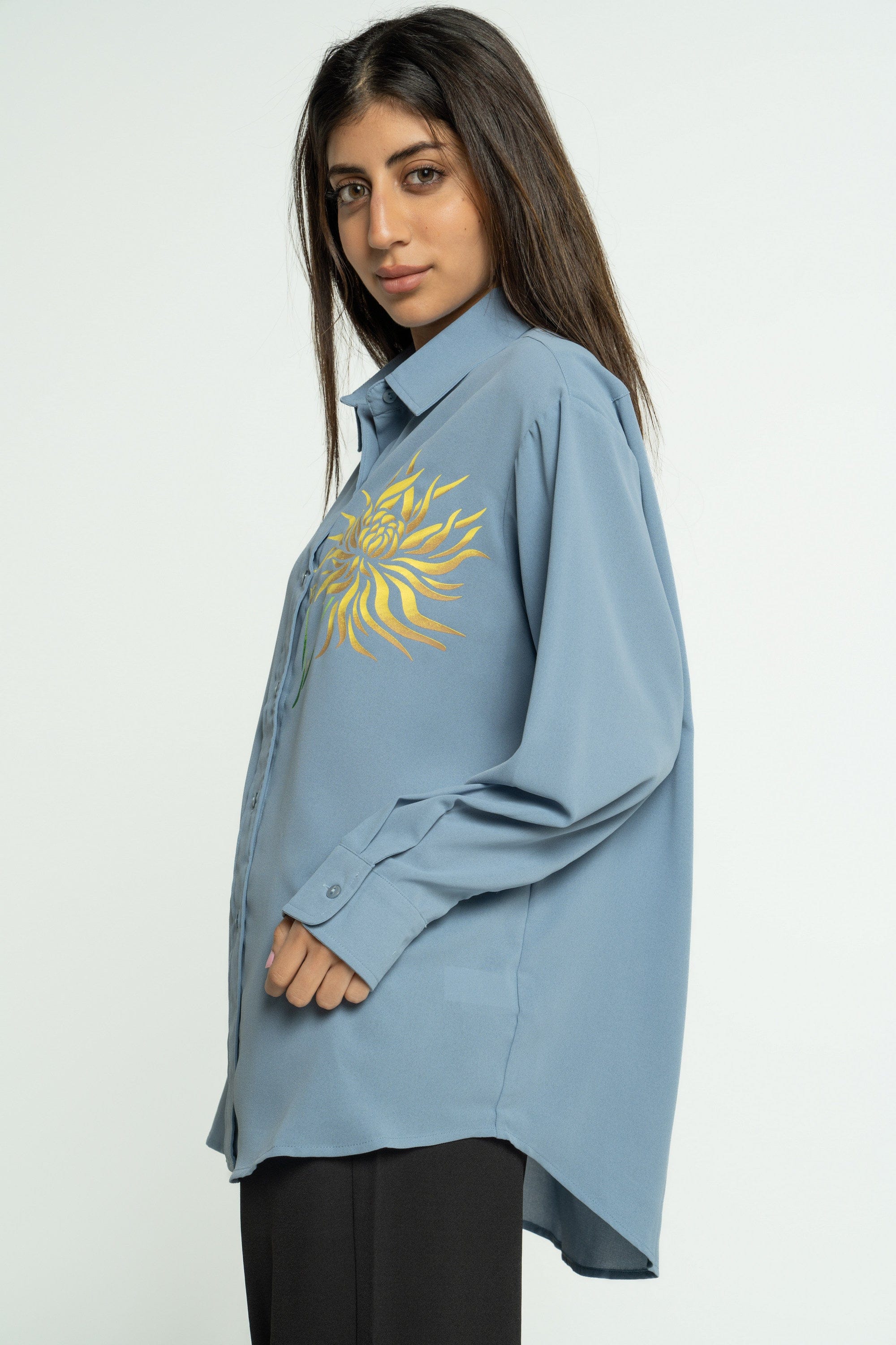 ميكا قميص سادة منقوش بوردة على الصدر بأكمام طويلة