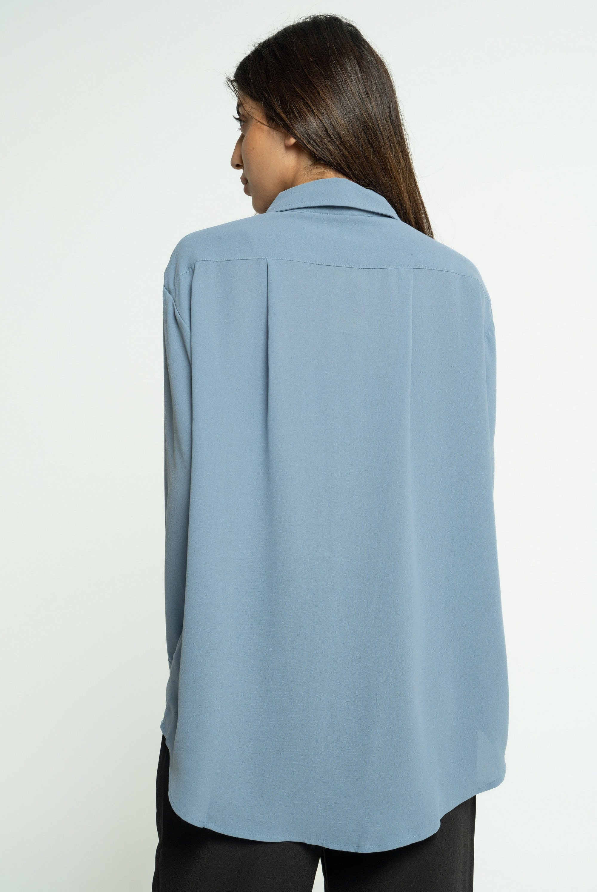 ميكا قميص سادة منقوش بوردة على الصدر بأكمام طويلة