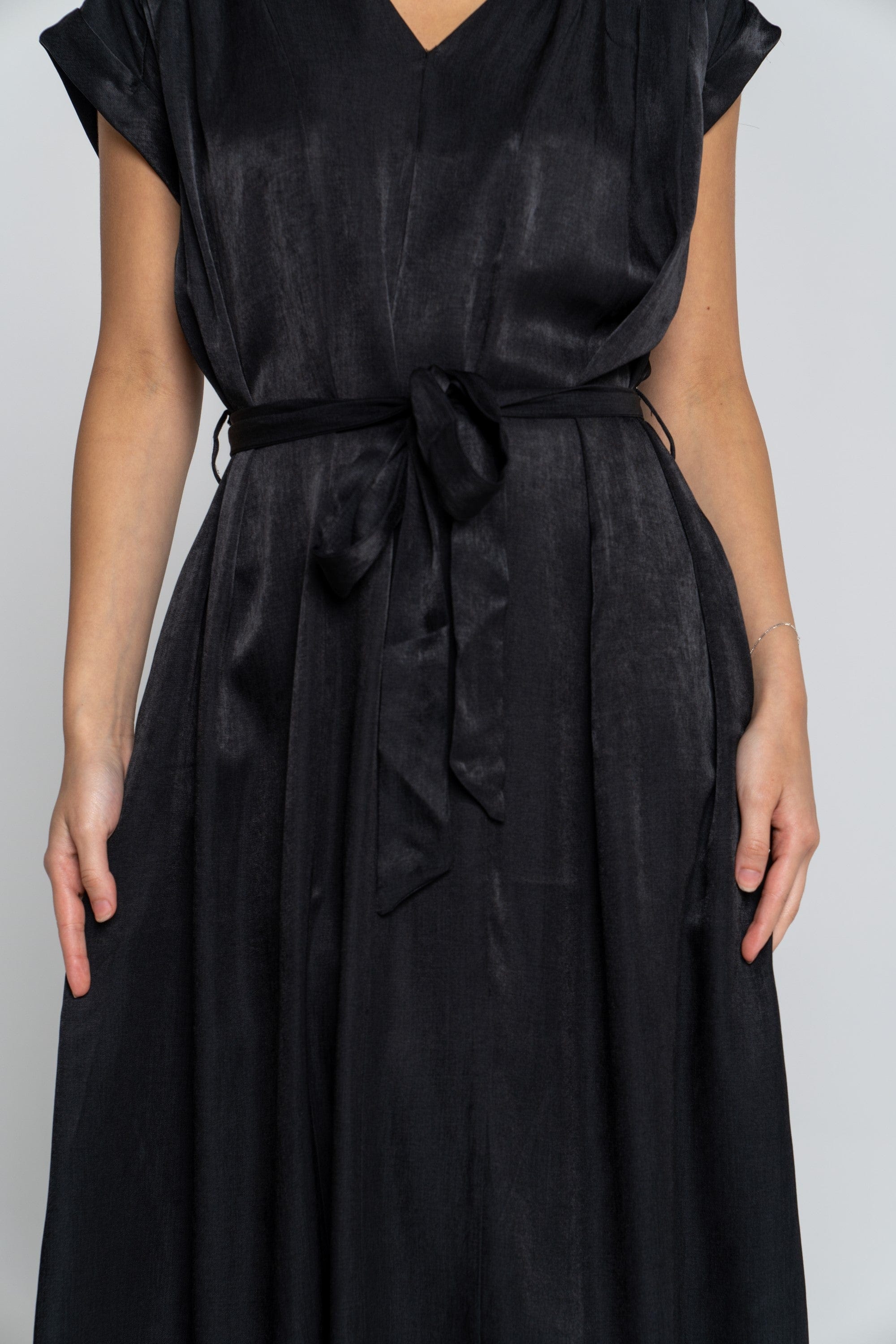 ميكا فستان ميدي بأكمام قصيرة برباط خصر