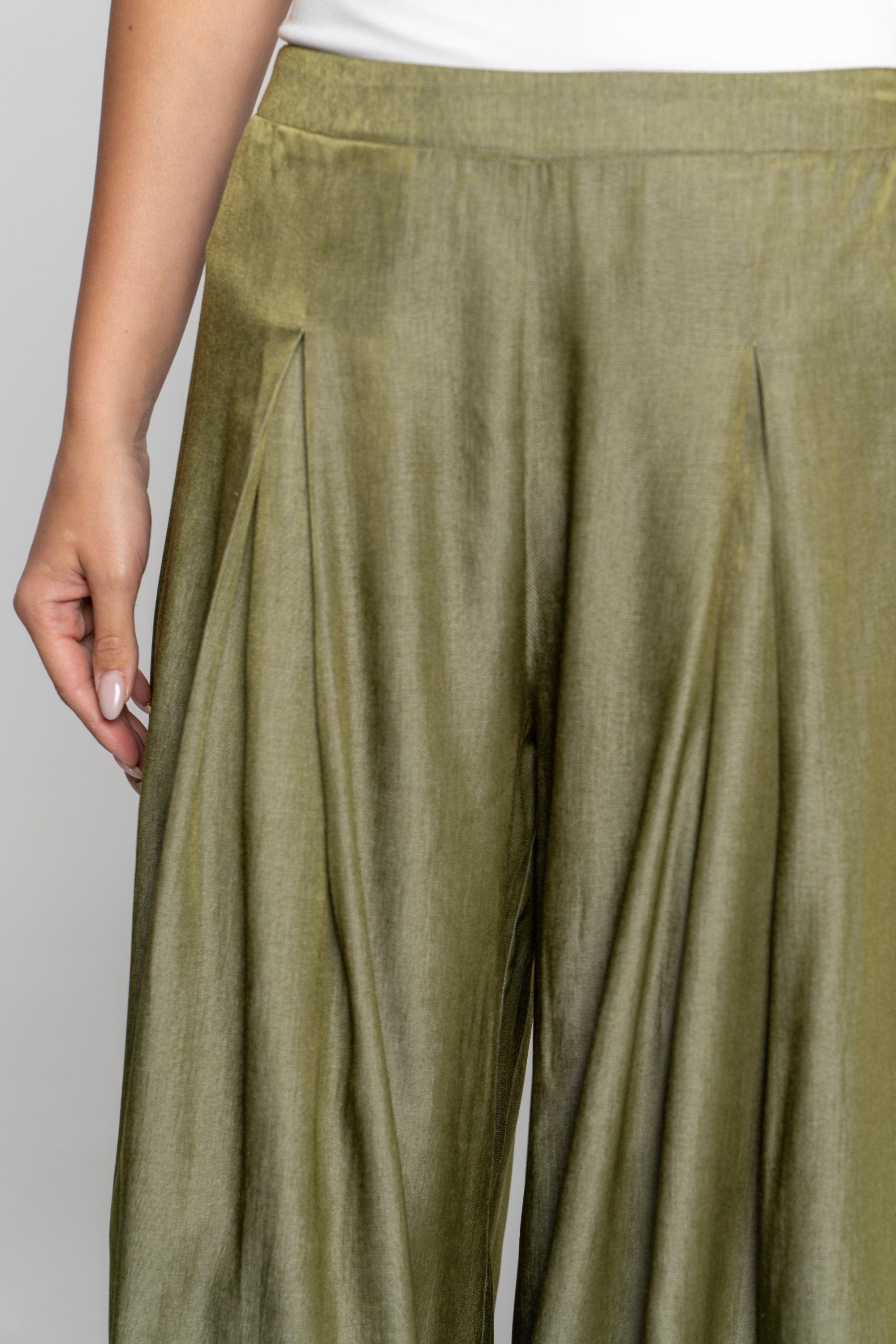 ميكا سروال 3/4 وسيع بكسرات