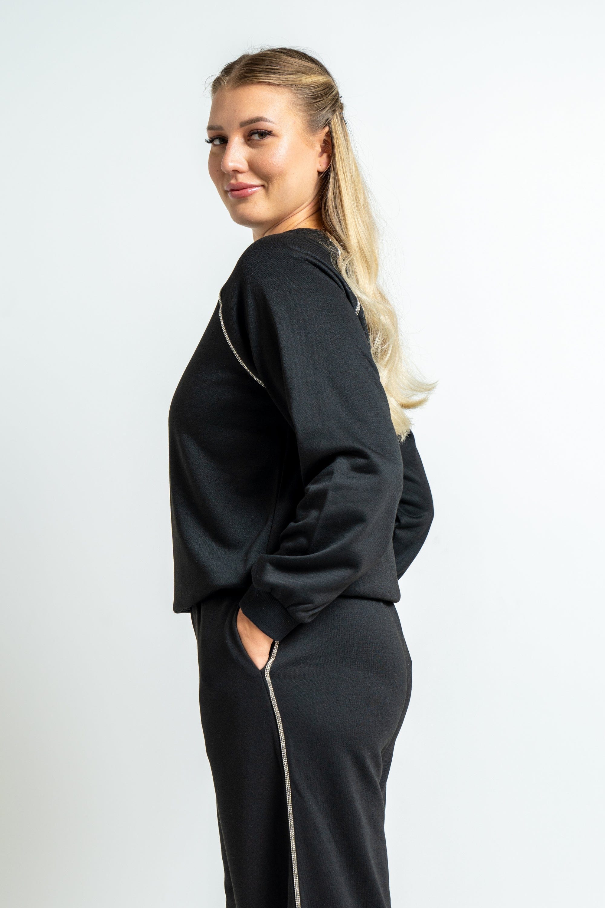 ميكا بلوزة بأكمام طويلة مطرزة