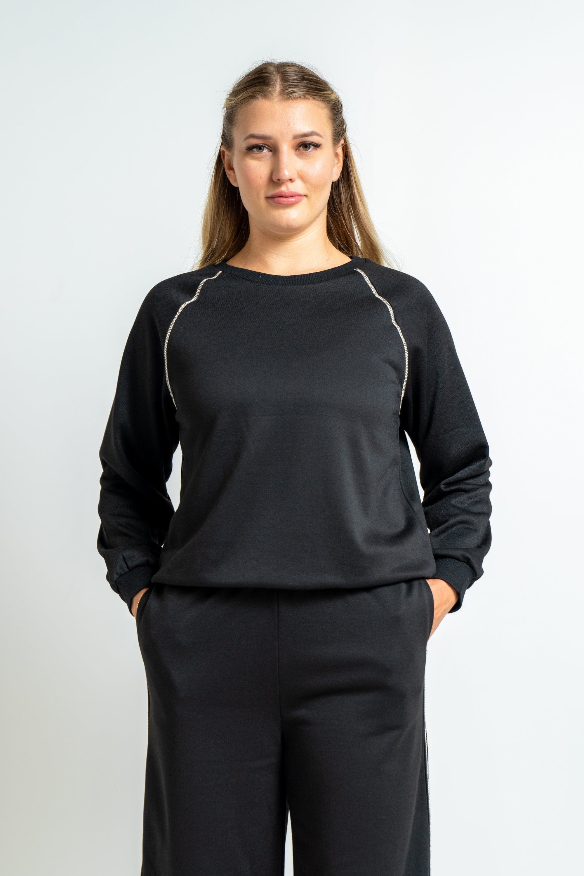 ميكا بلوزة بأكمام طويلة مطرزة