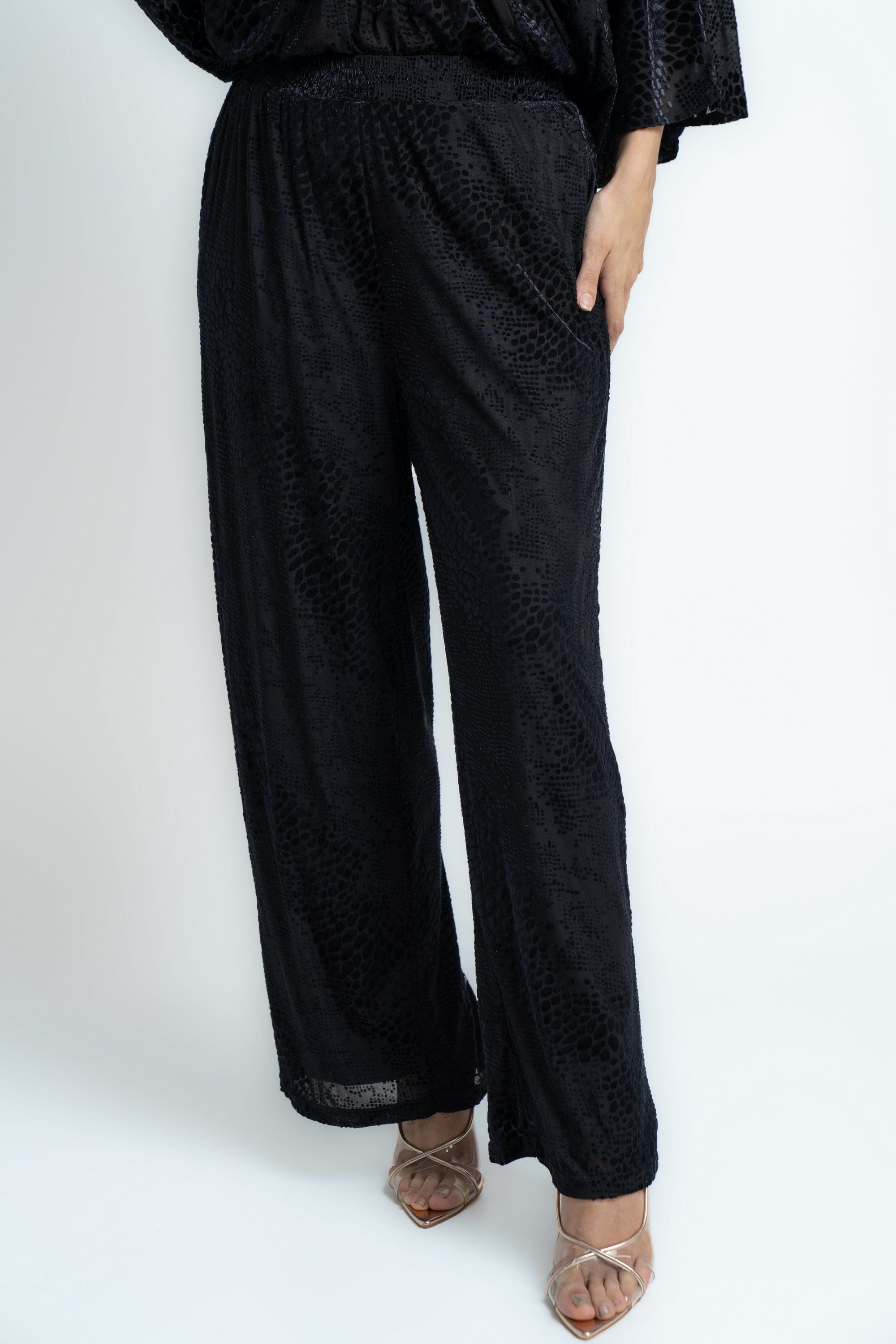 ميكا بنطلون منقوش واسع من الاسفل أسود