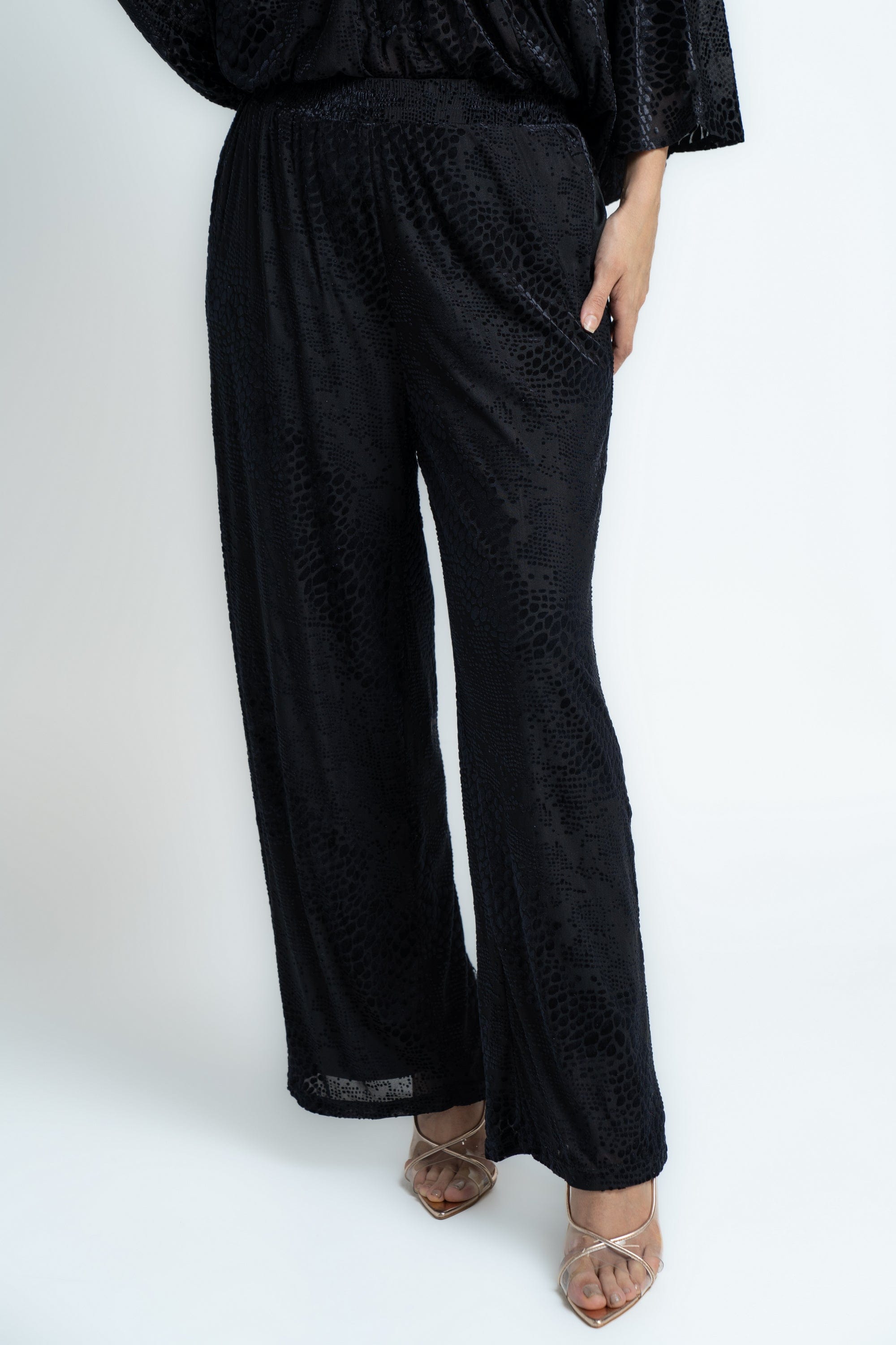 ميكا بنطلون منقوش واسع من الاسفل أسود