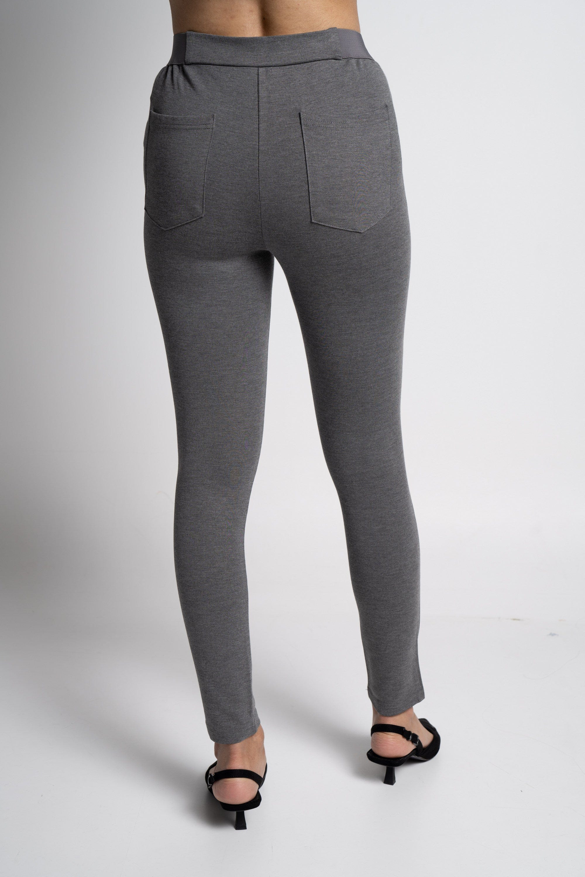 ميكا بنطلون ليقنز طويل سادة بمطاط على الخصر