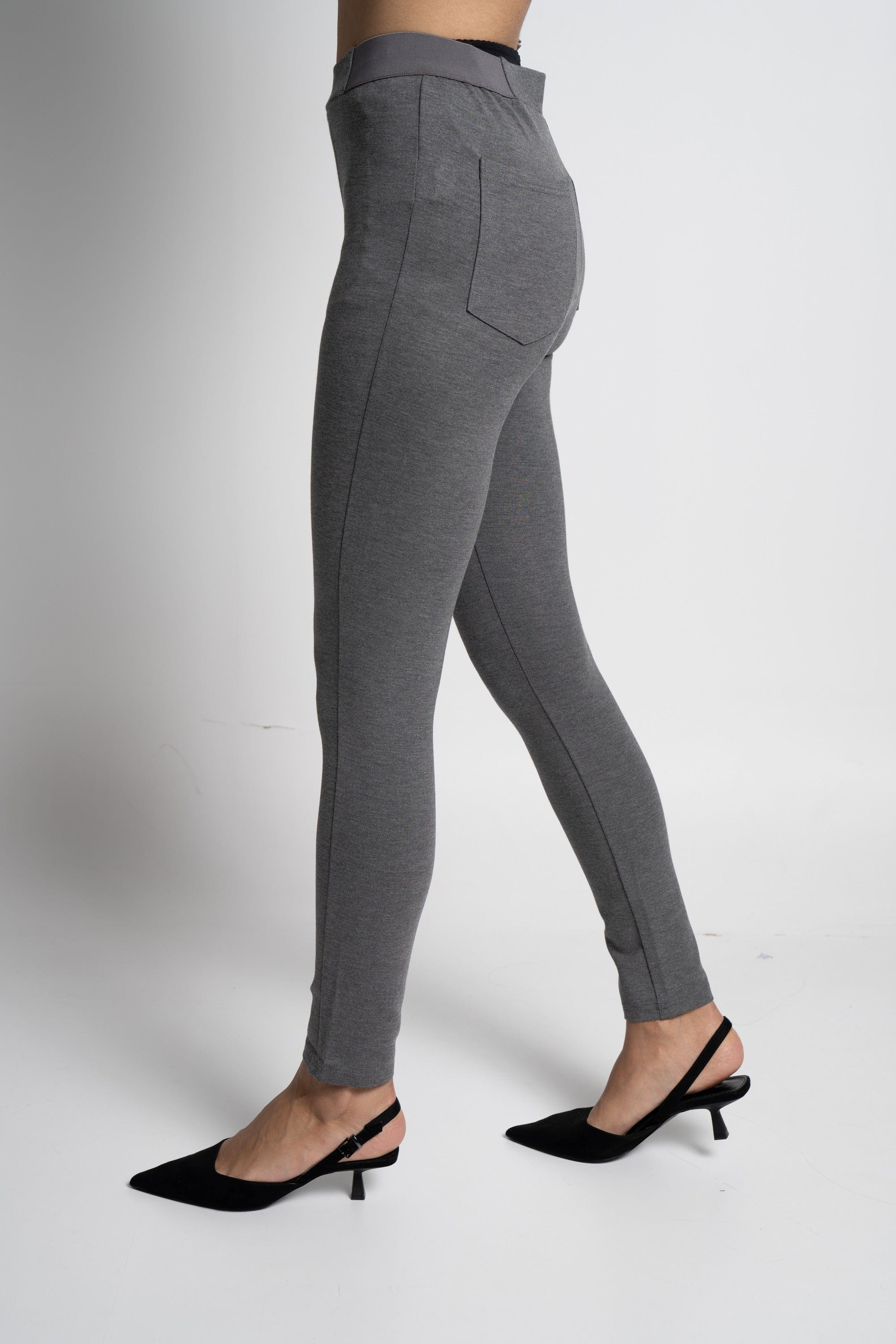 ميكا بنطلون ليقنز طويل سادة بمطاط على الخصر