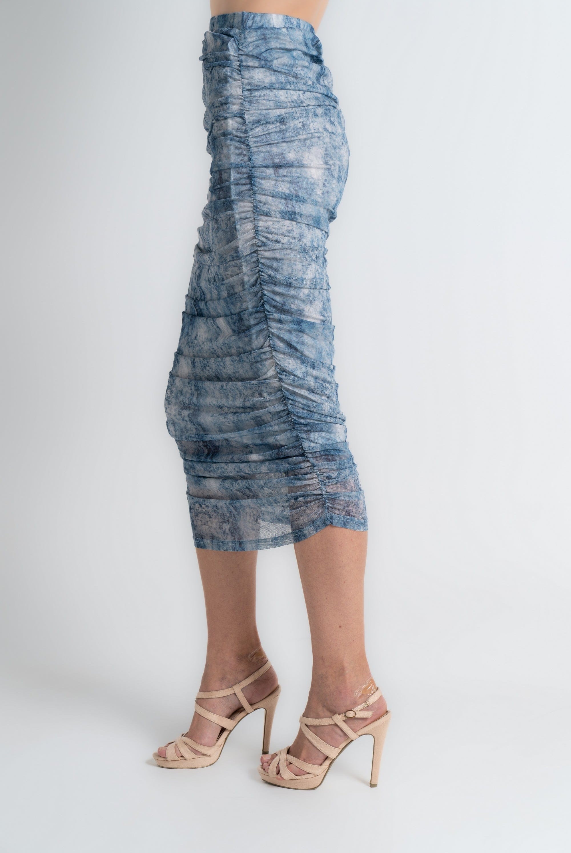 ميكا تنورة ميدي منقوشة ضيقة أزرق فاتح