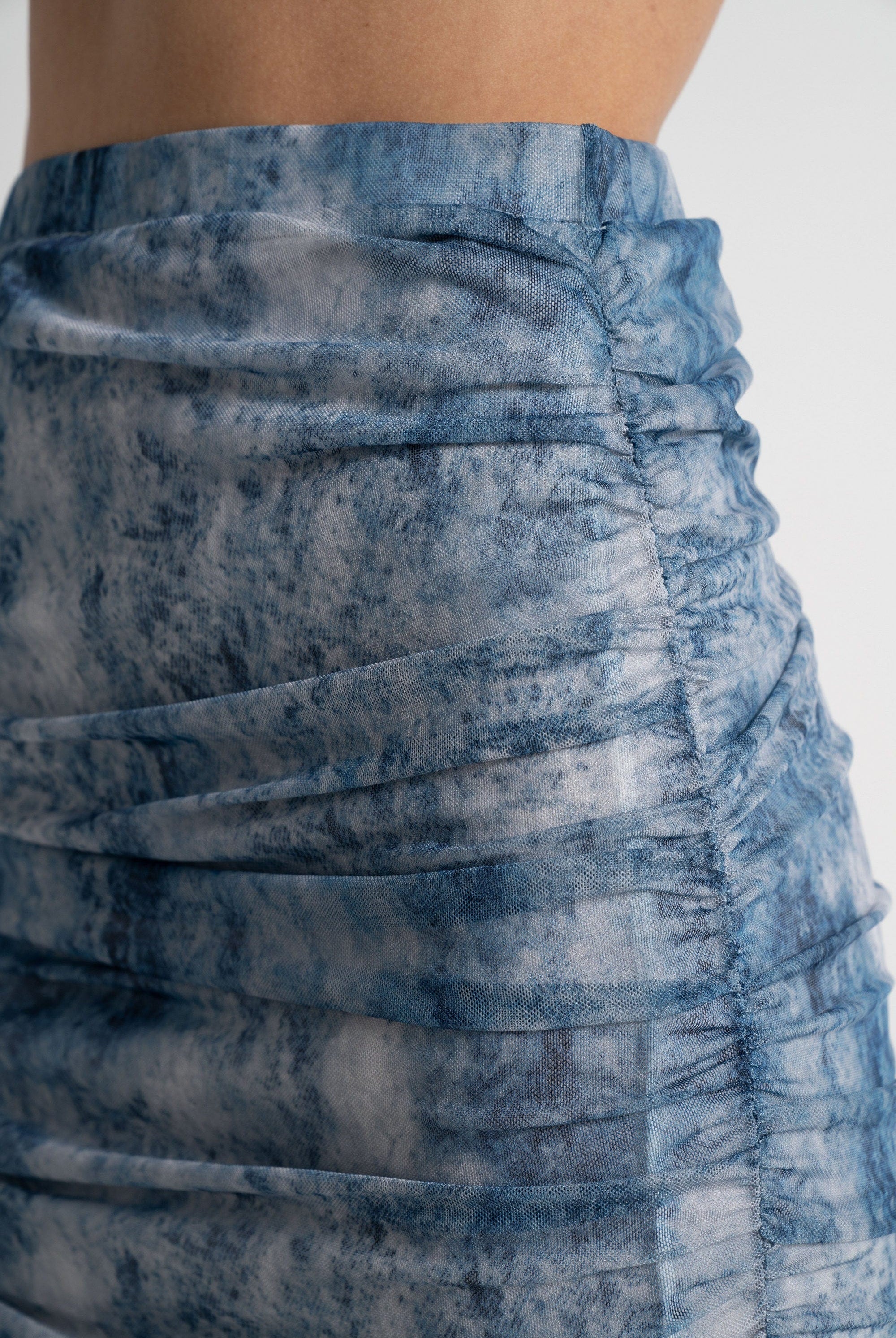 ميكا تنورة ميدي منقوشة ضيقة أزرق فاتح