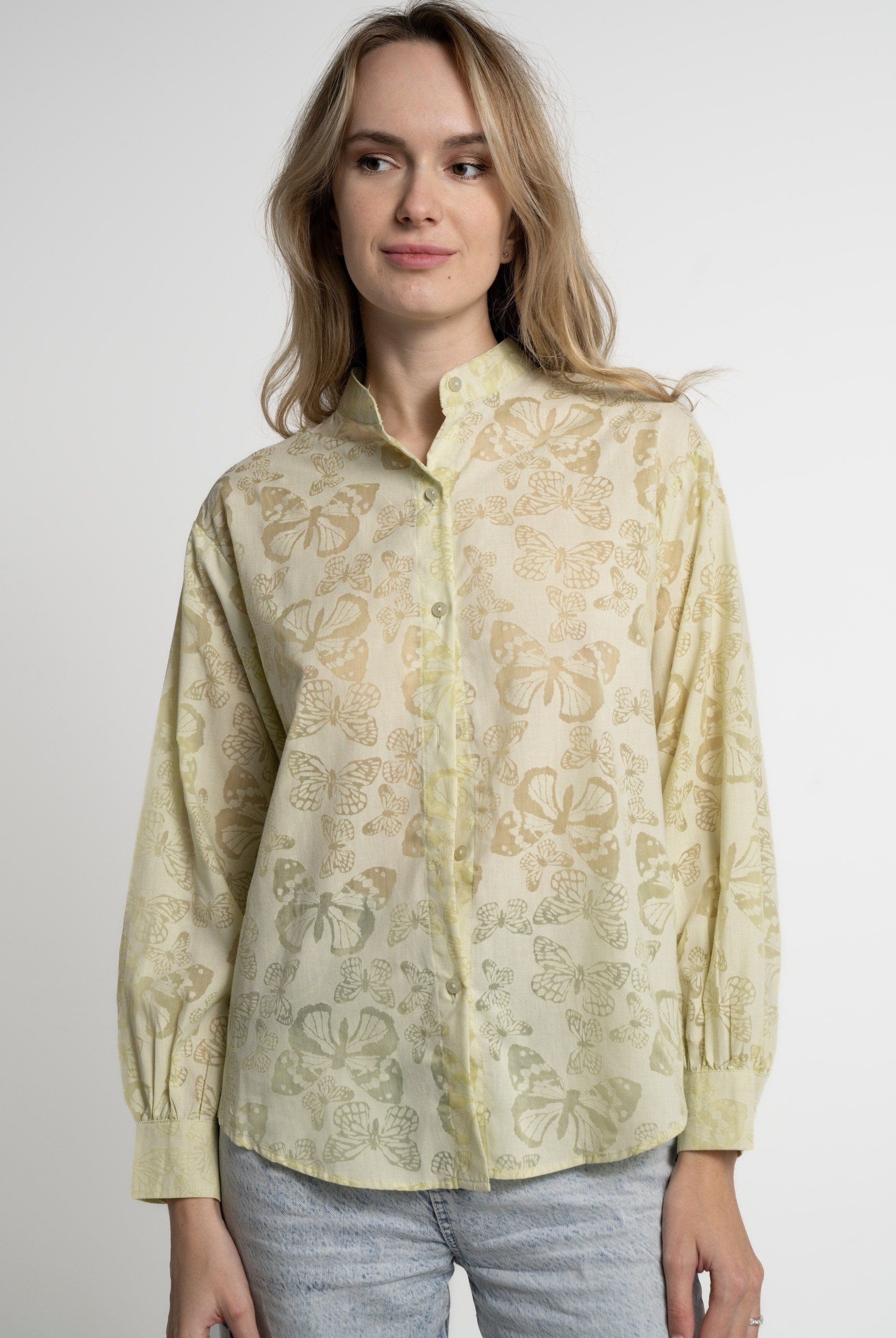 ميكا بلوزة بأكمام طويلة بنقشة فراشات نسائي