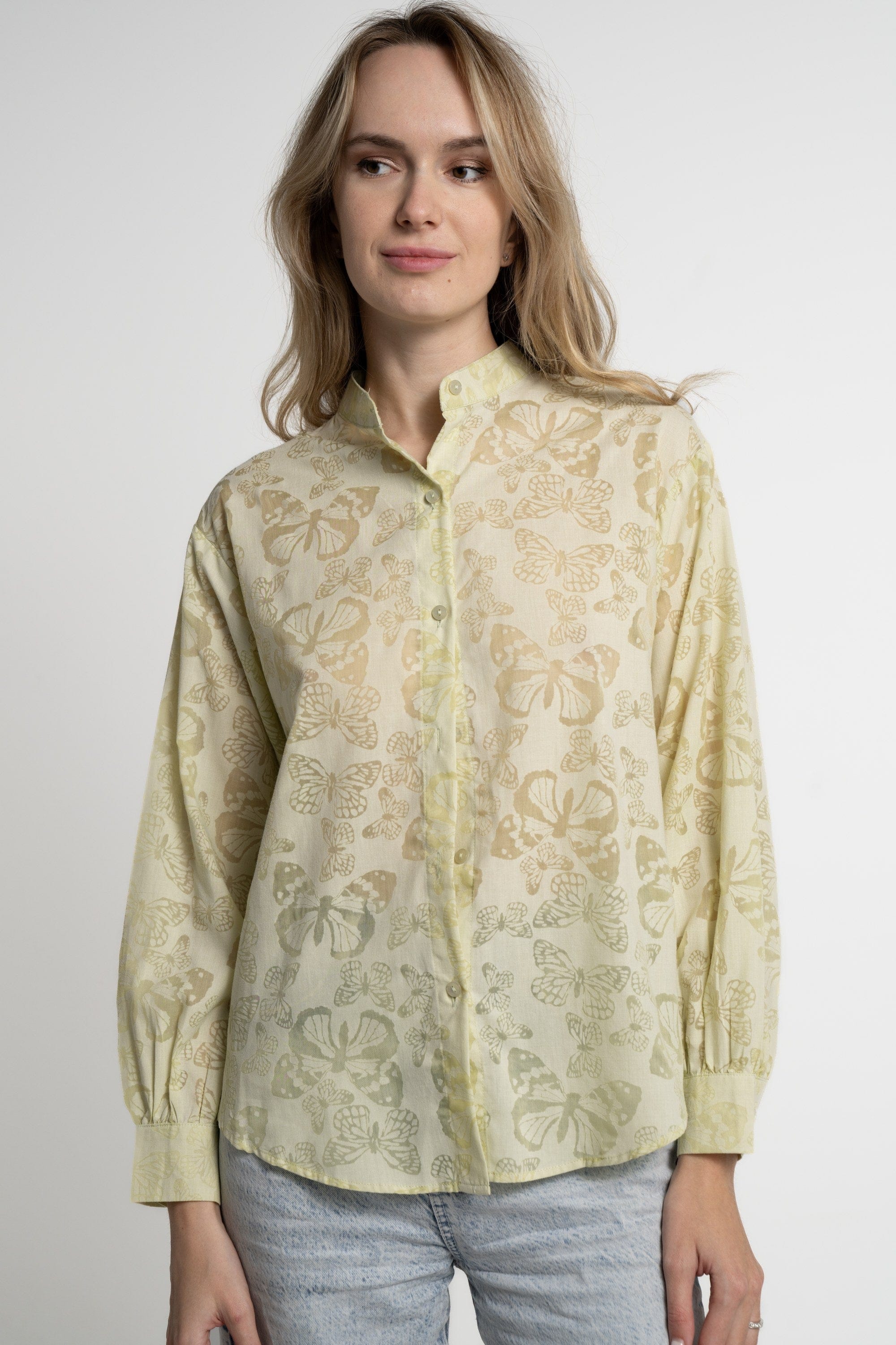 ميكا بلوزة بأكمام طويلة بنقشة فراشات نسائي