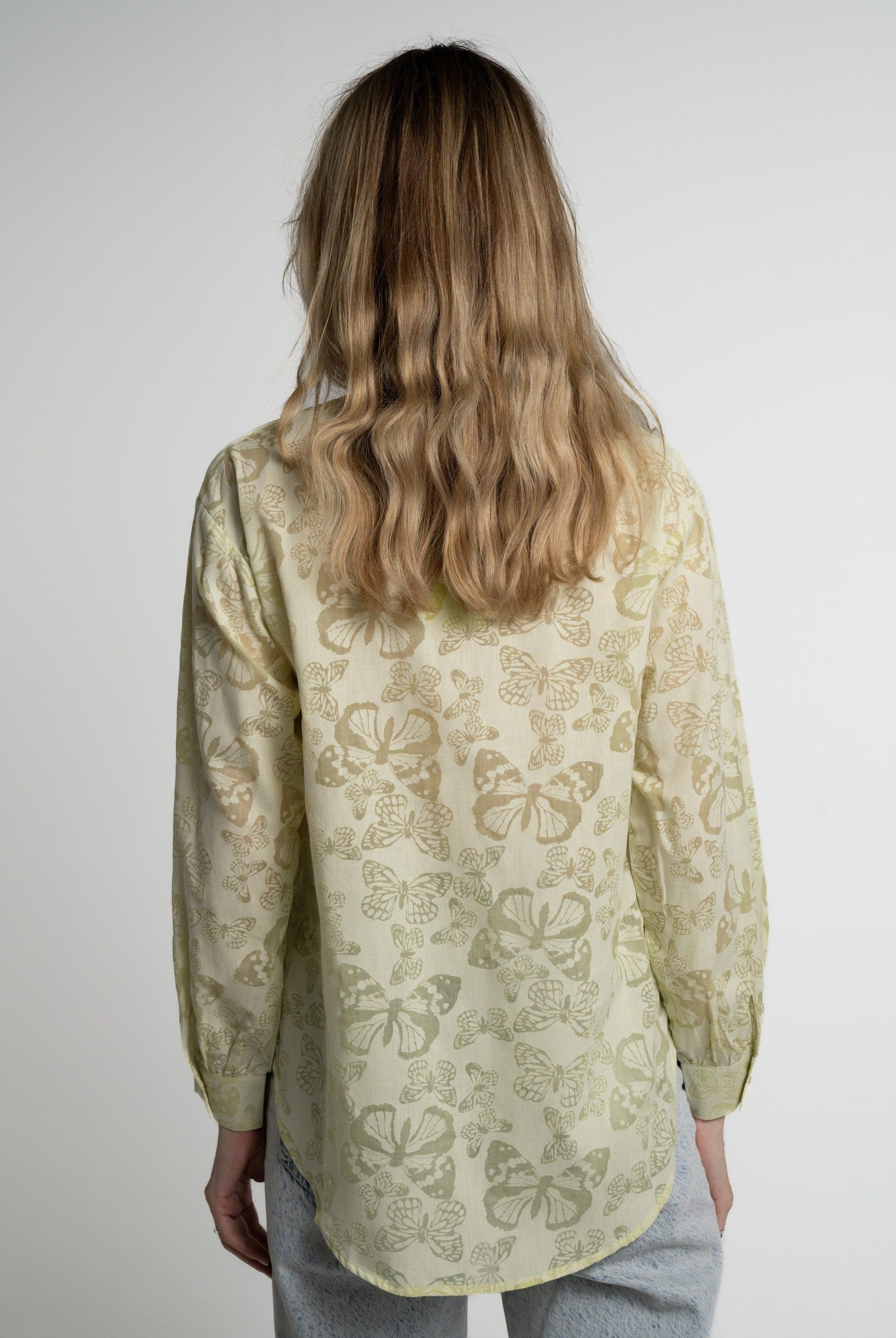 ميكا بلوزة بأكمام طويلة بنقشة فراشات نسائي