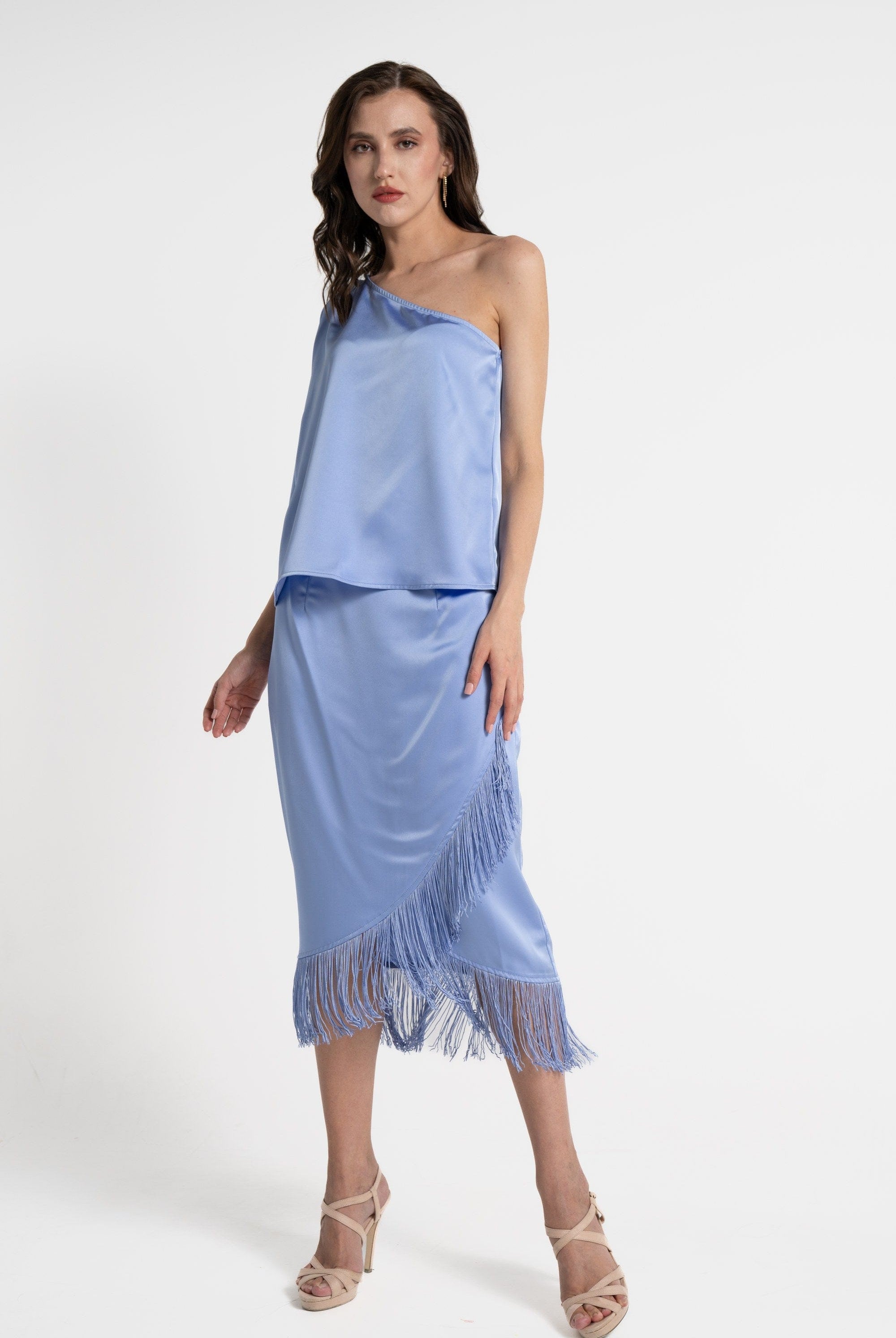 ميكا بلوزة بأكمام قصيرة لامعة بكتف مكشوف