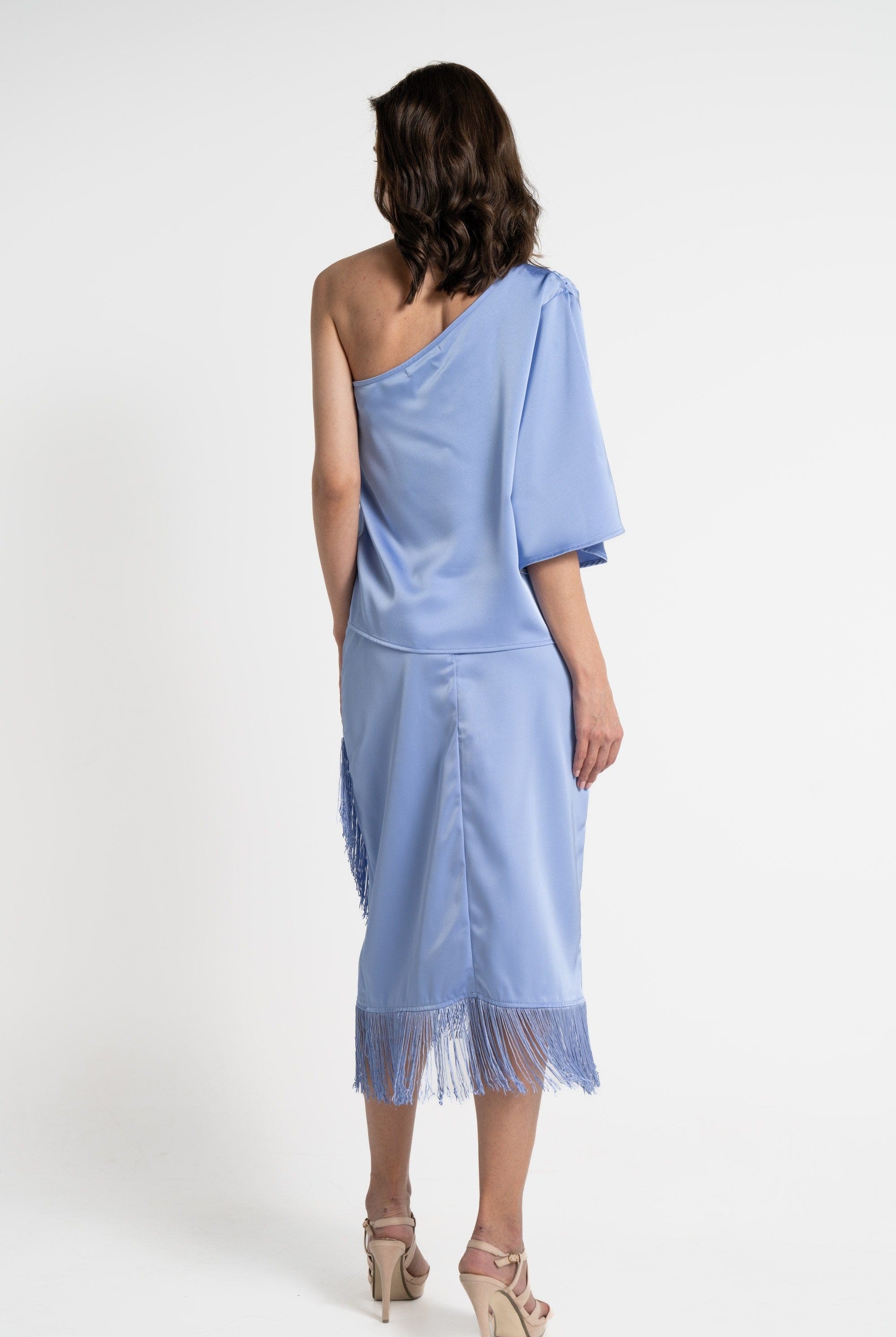 ميكا بلوزة بأكمام قصيرة لامعة بكتف مكشوف