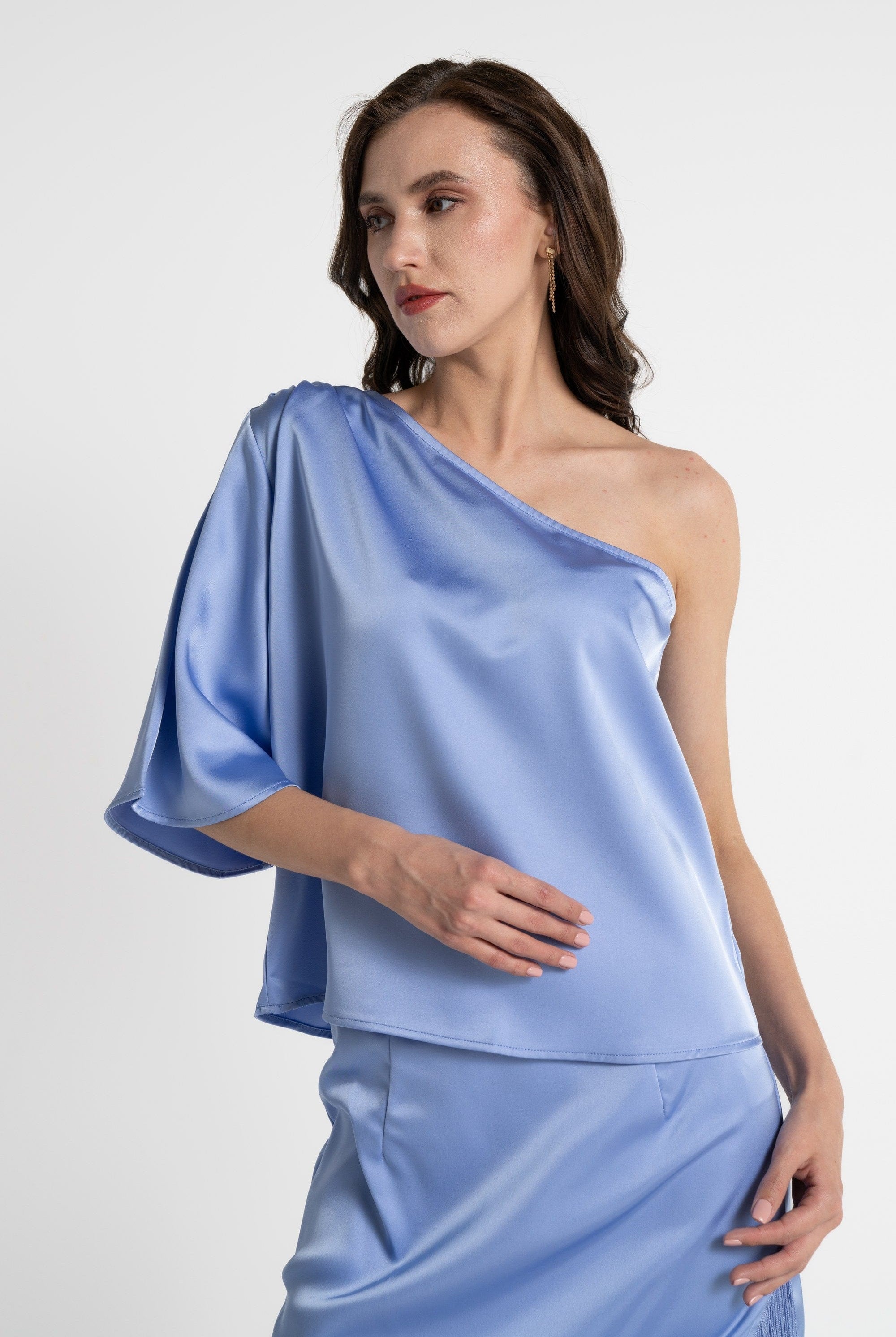 ميكا بلوزة بأكمام قصيرة لامعة بكتف مكشوف