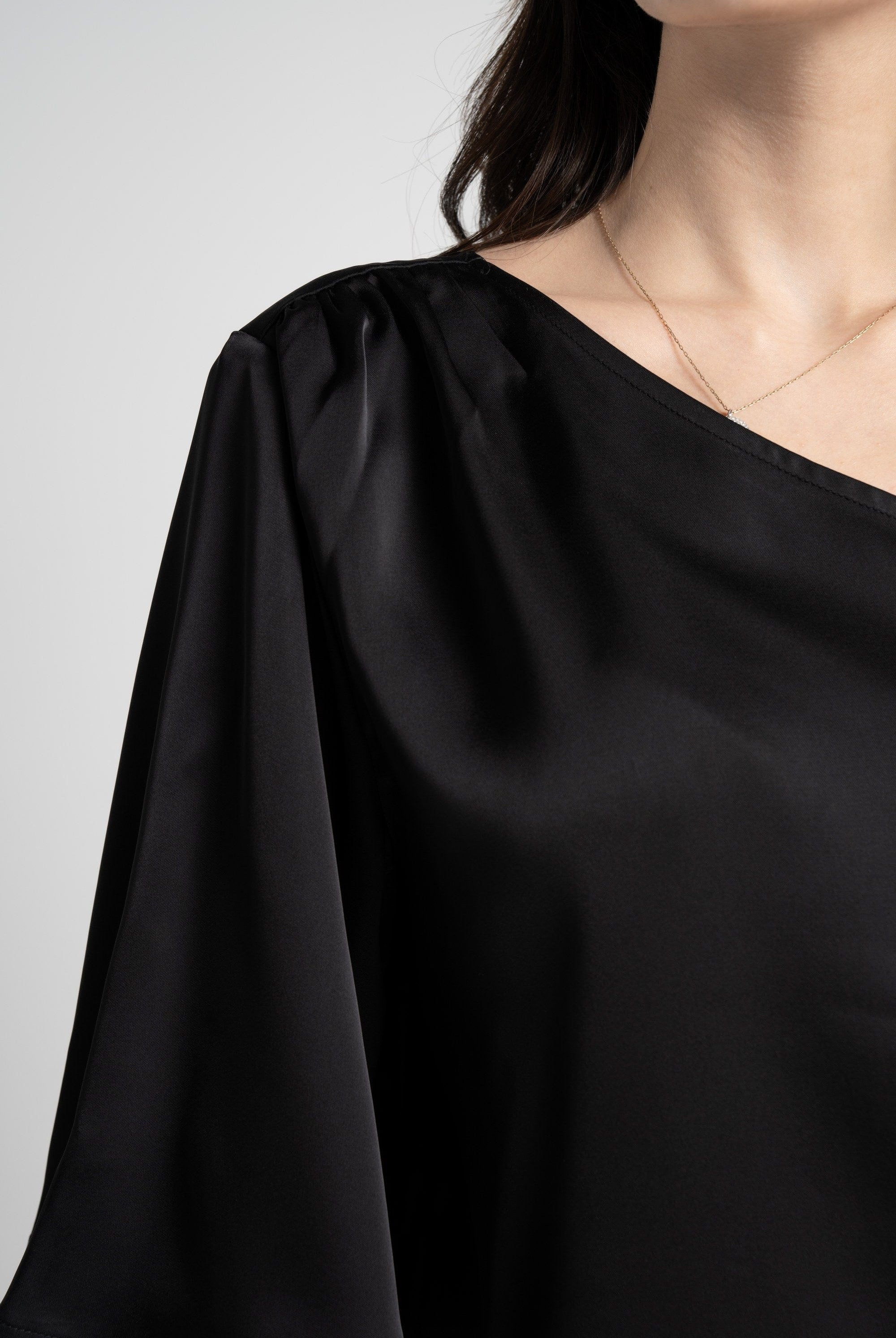 ميكا بلوزة بأكمام قصيرة لامعة بكتف مكشوف