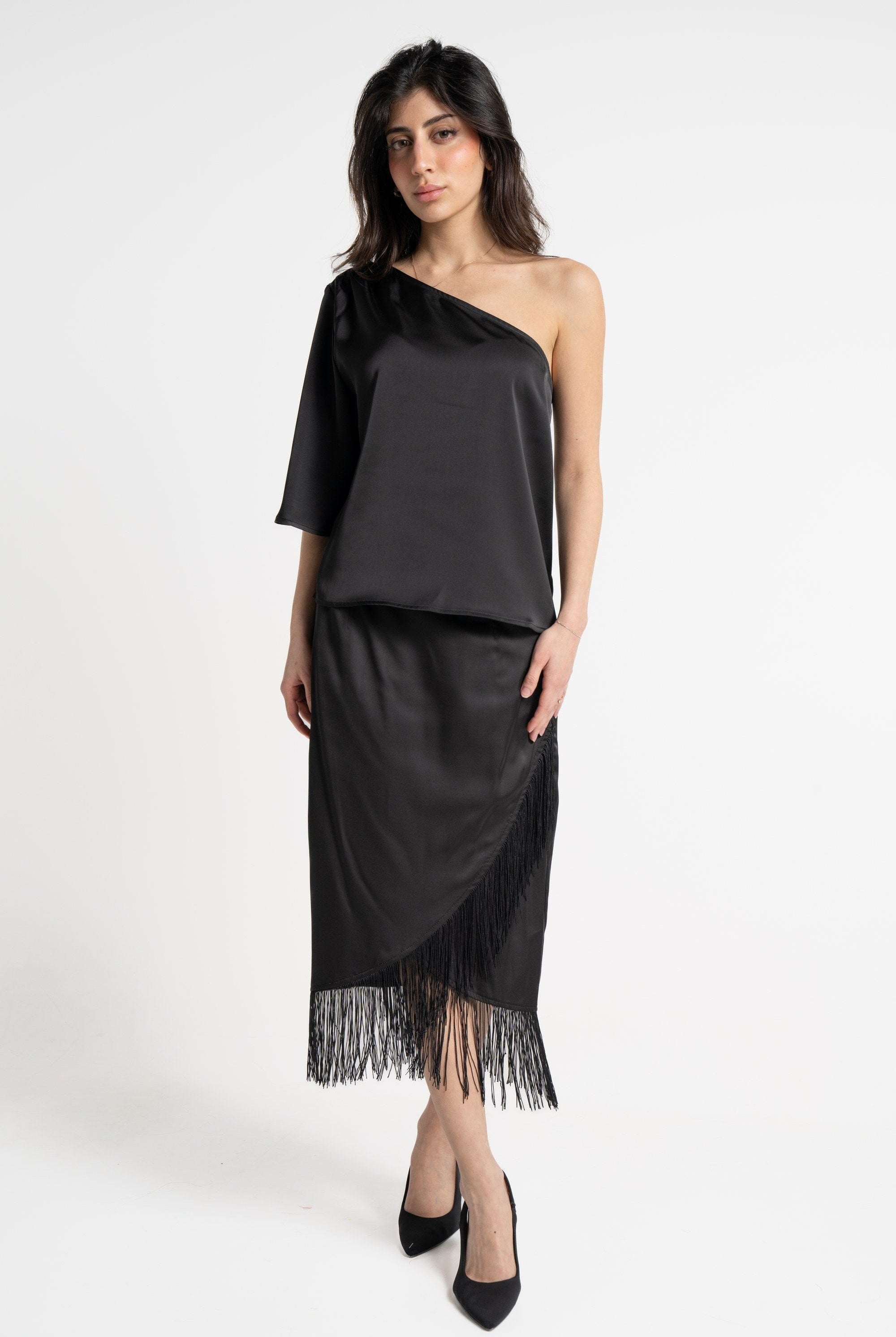 ميكا بلوزة بأكمام قصيرة لامعة بكتف مكشوف