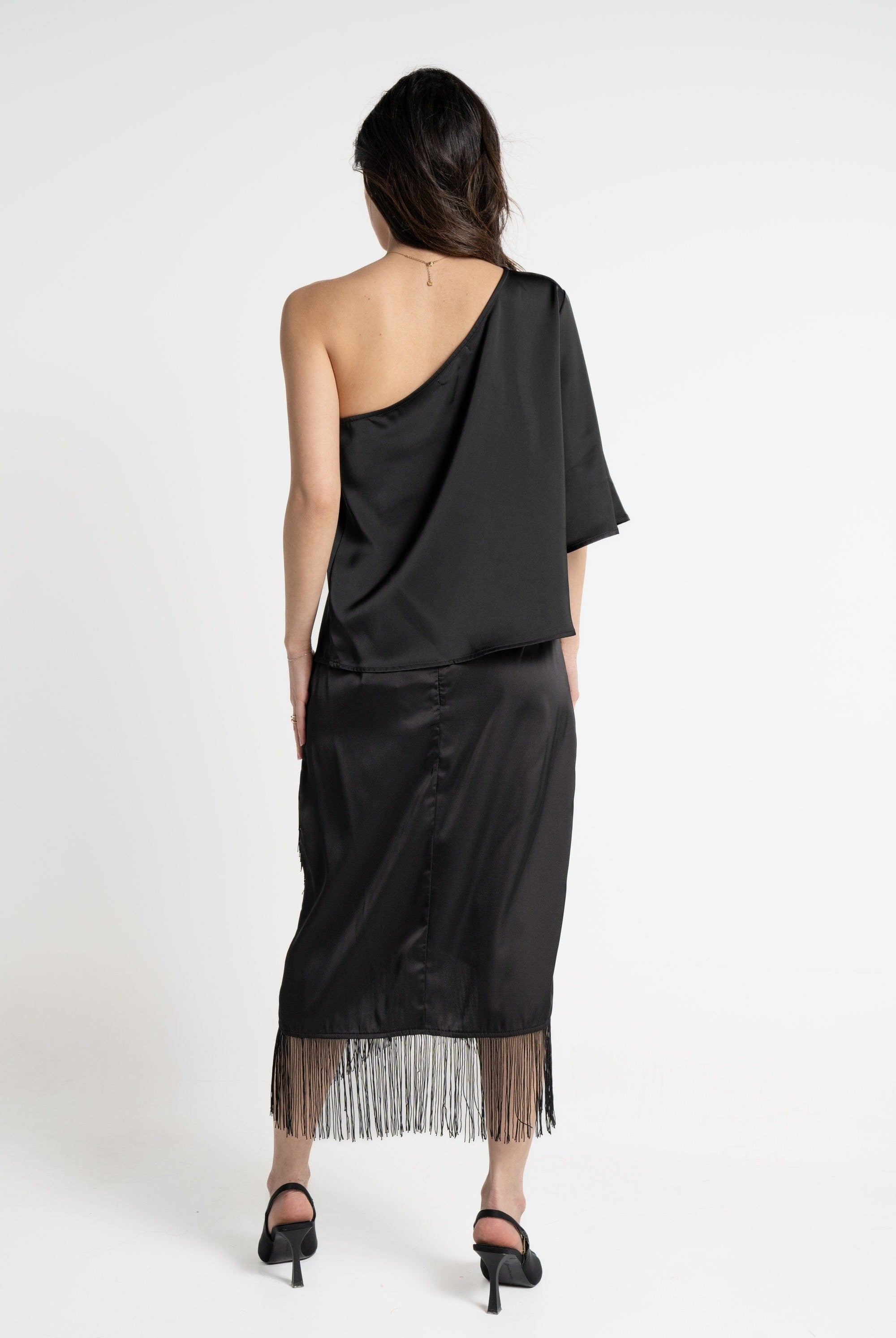 ميكا بلوزة بأكمام قصيرة لامعة بكتف مكشوف