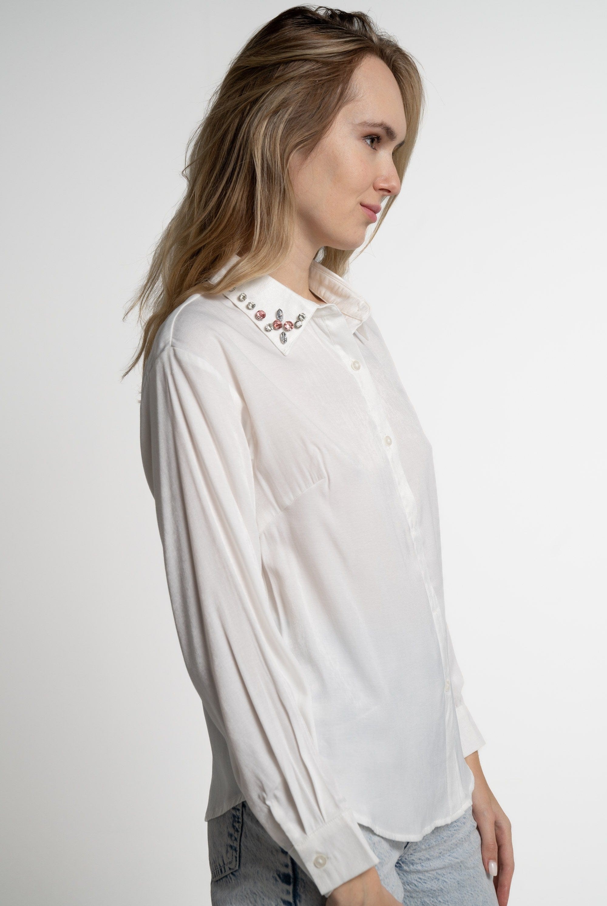 ميكا قميص طويل الأكمام بأزرار أمامية وياقة مطرزة أوف وايت