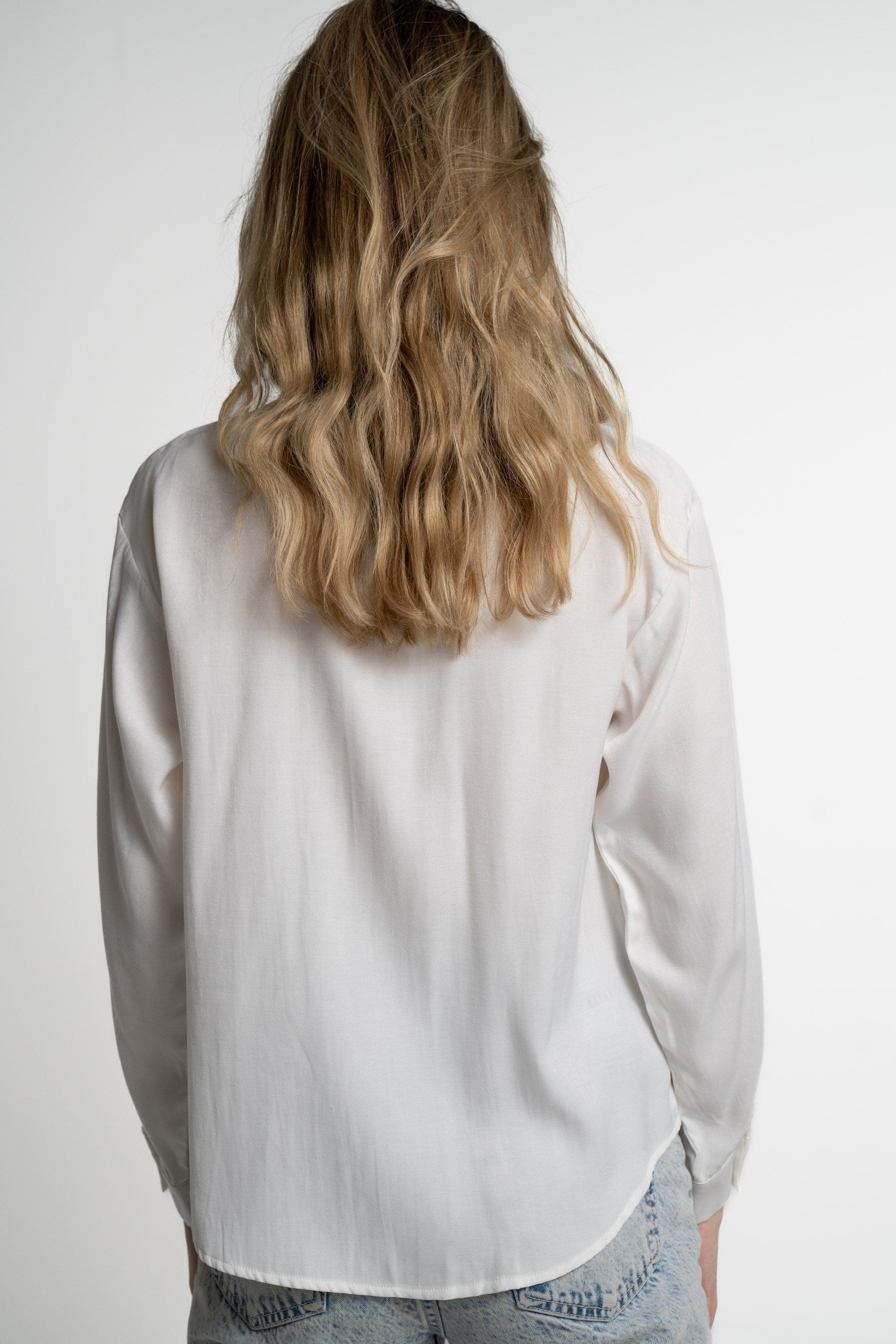 ميكا قميص طويل الأكمام بأزرار أمامية وياقة مطرزة أوف وايت