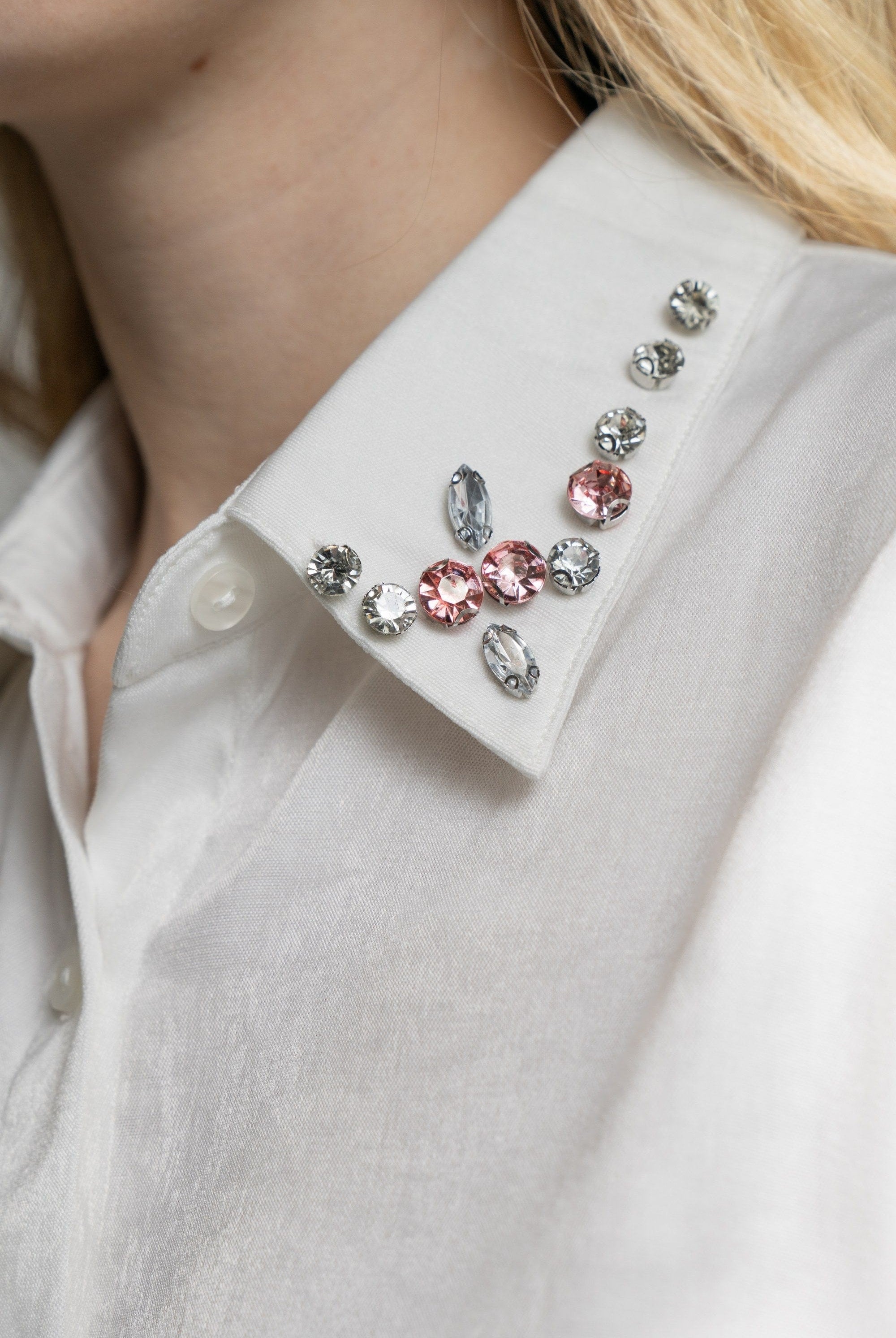 ميكا قميص طويل الأكمام بأزرار أمامية وياقة مطرزة أوف وايت