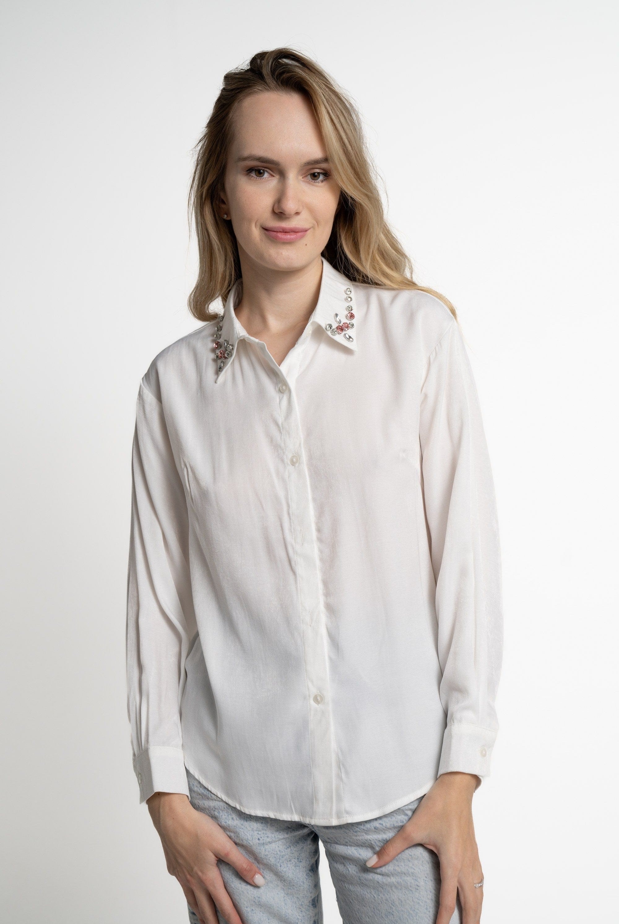 ميكا قميص طويل الأكمام بأزرار أمامية وياقة مطرزة أوف وايت
