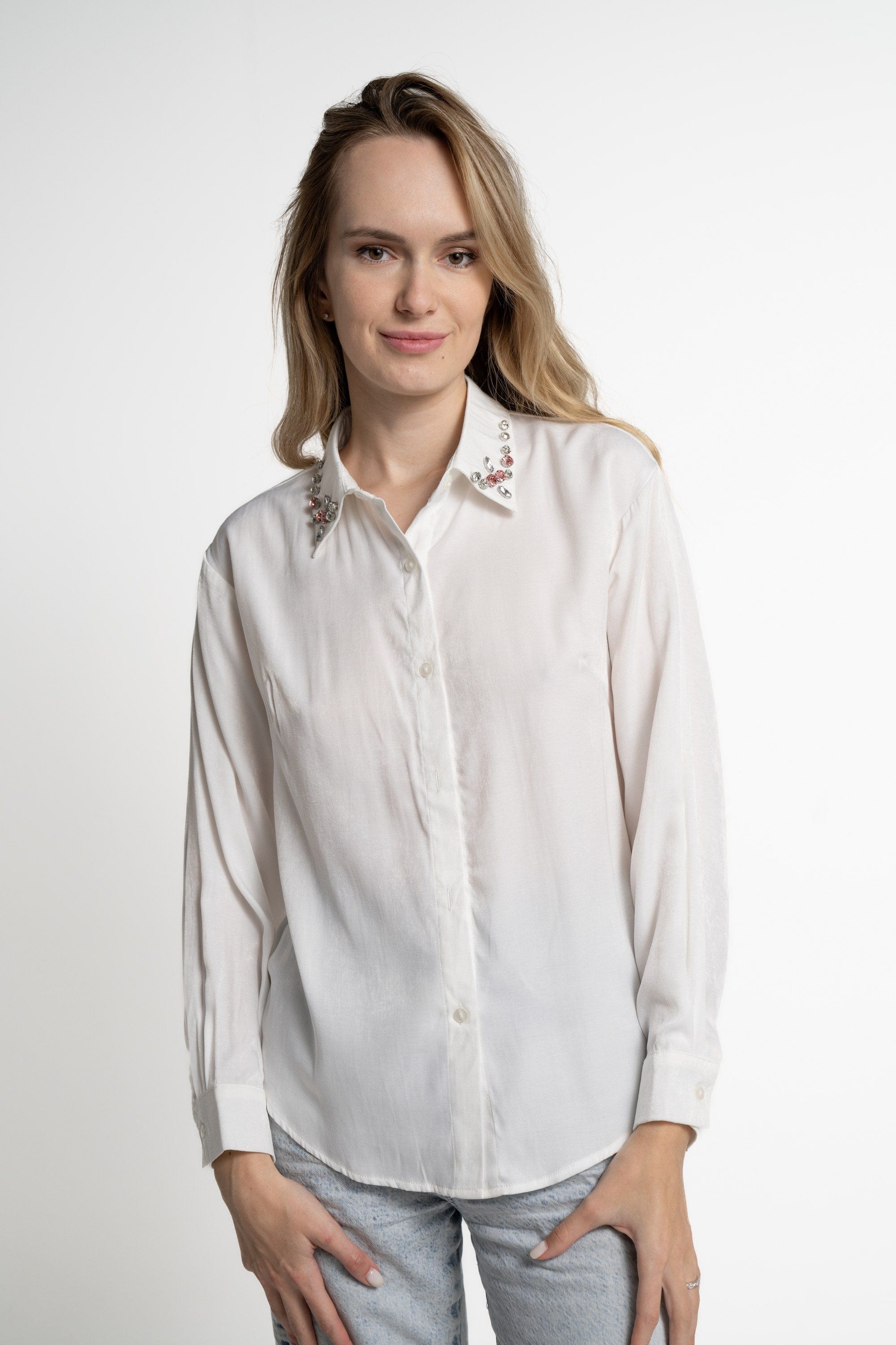 ميكا قميص طويل الأكمام بأزرار أمامية وياقة مطرزة أوف وايت