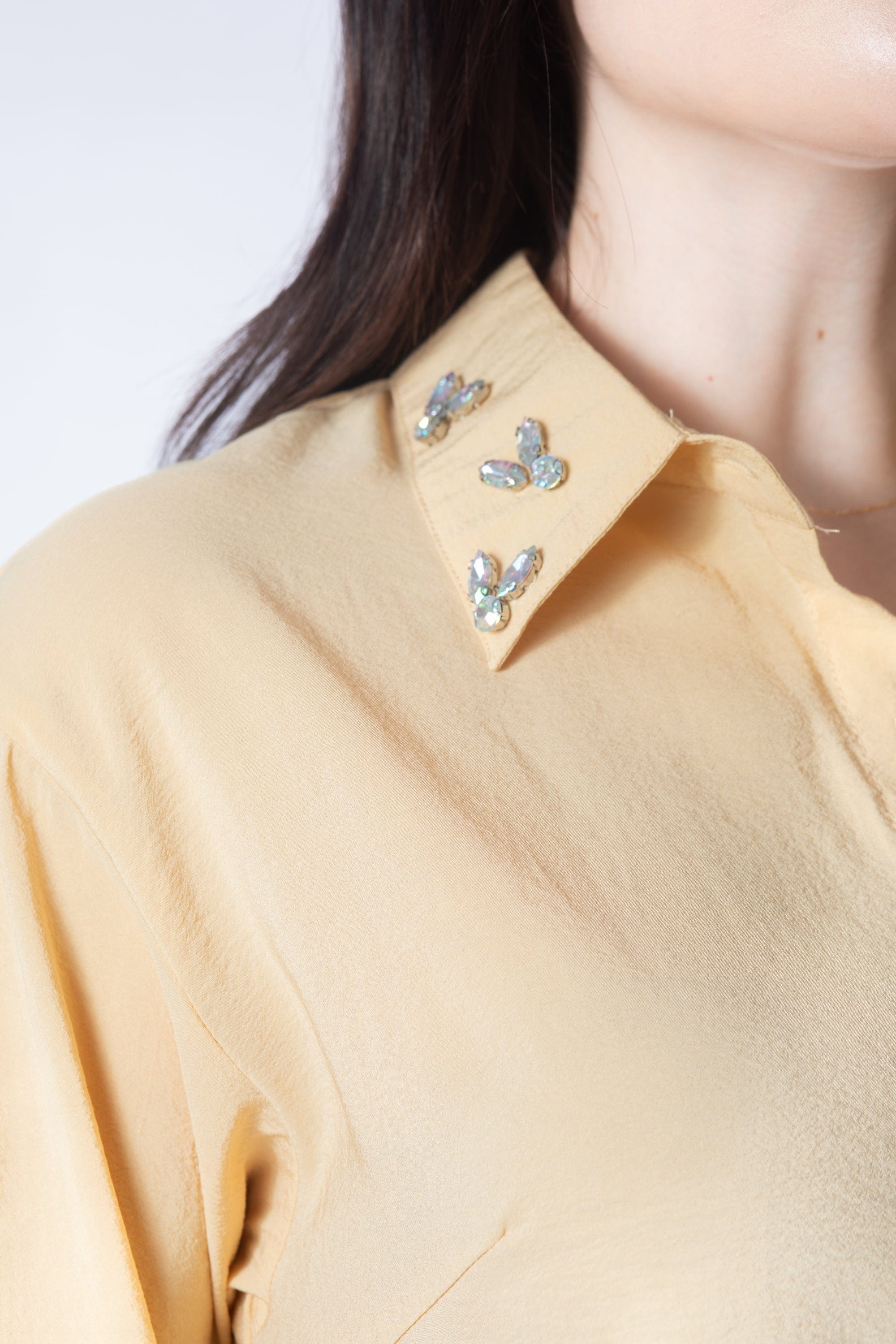 ميكا قميص طويل الأكمام بياقة مطرزة وأزرار أمامية نسائي