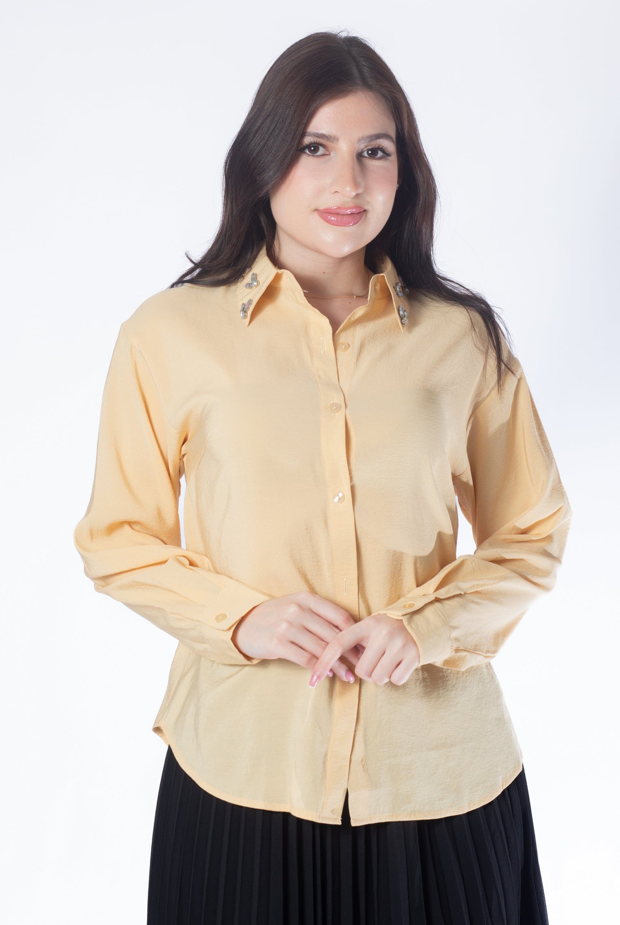 ميكا قميص طويل الأكمام بياقة مطرزة وأزرار أمامية نسائي