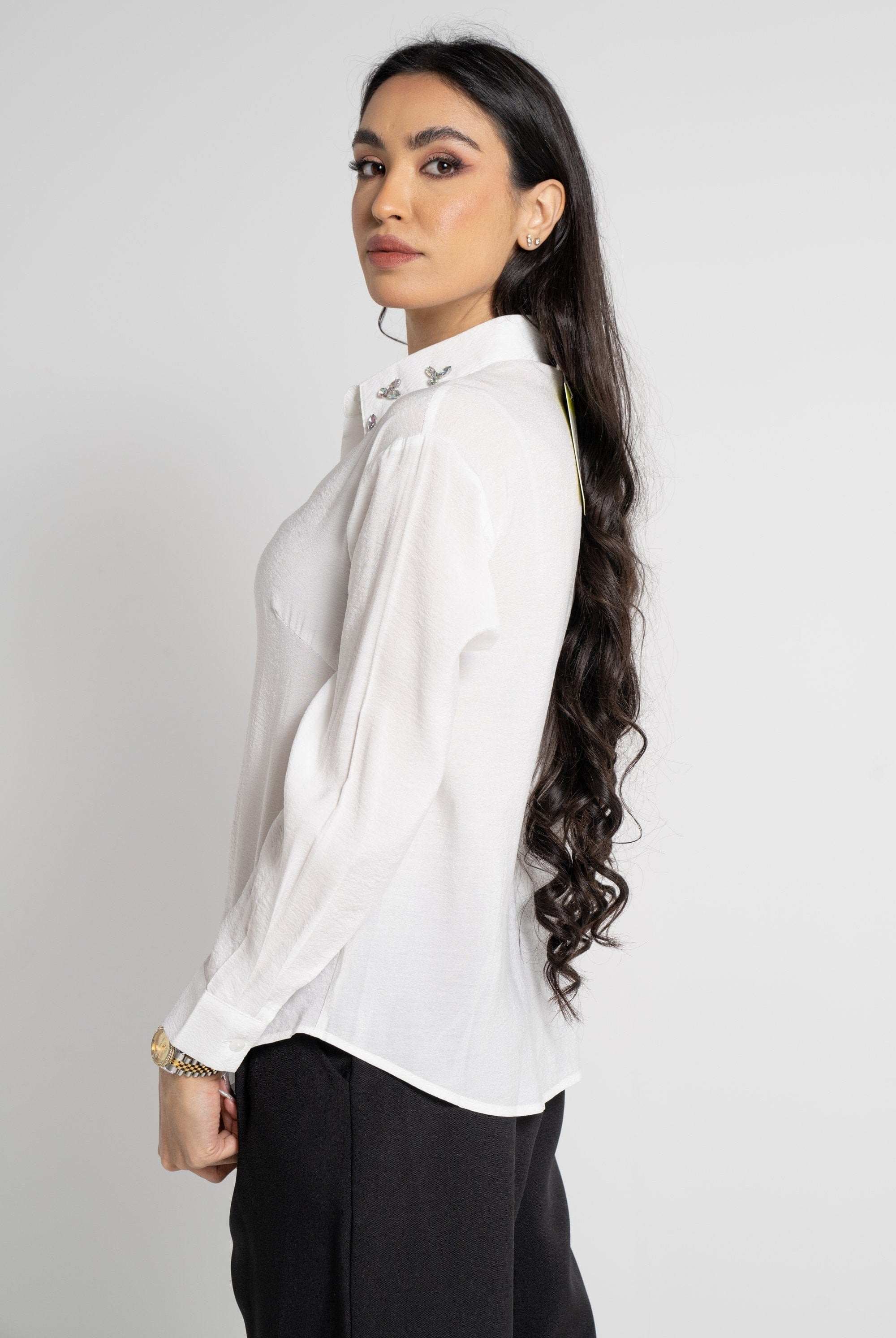 ميكا قميص طويل الأكمام بياقة مطرزة وأزرار أمامية نسائي