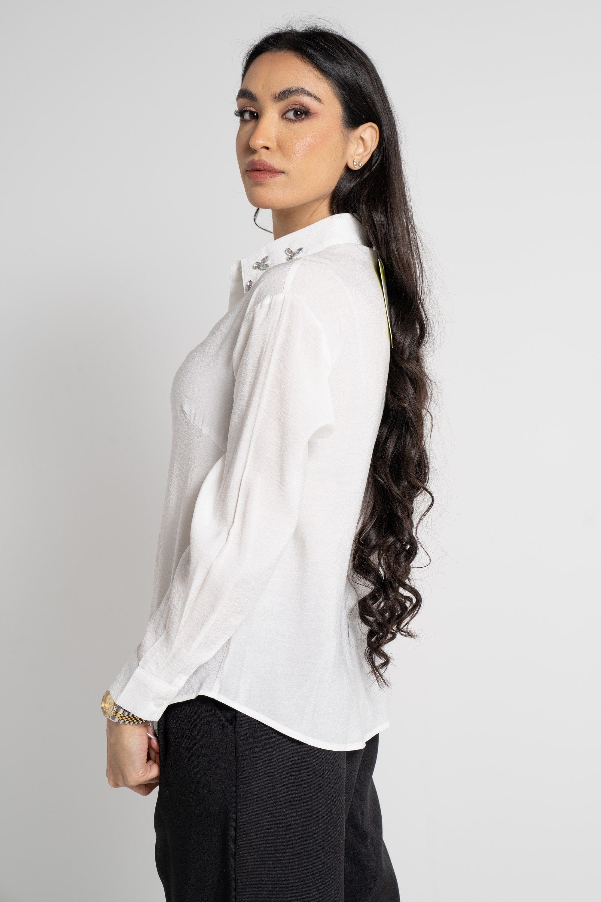 ميكا قميص طويل الأكمام بياقة مطرزة وأزرار أمامية نسائي