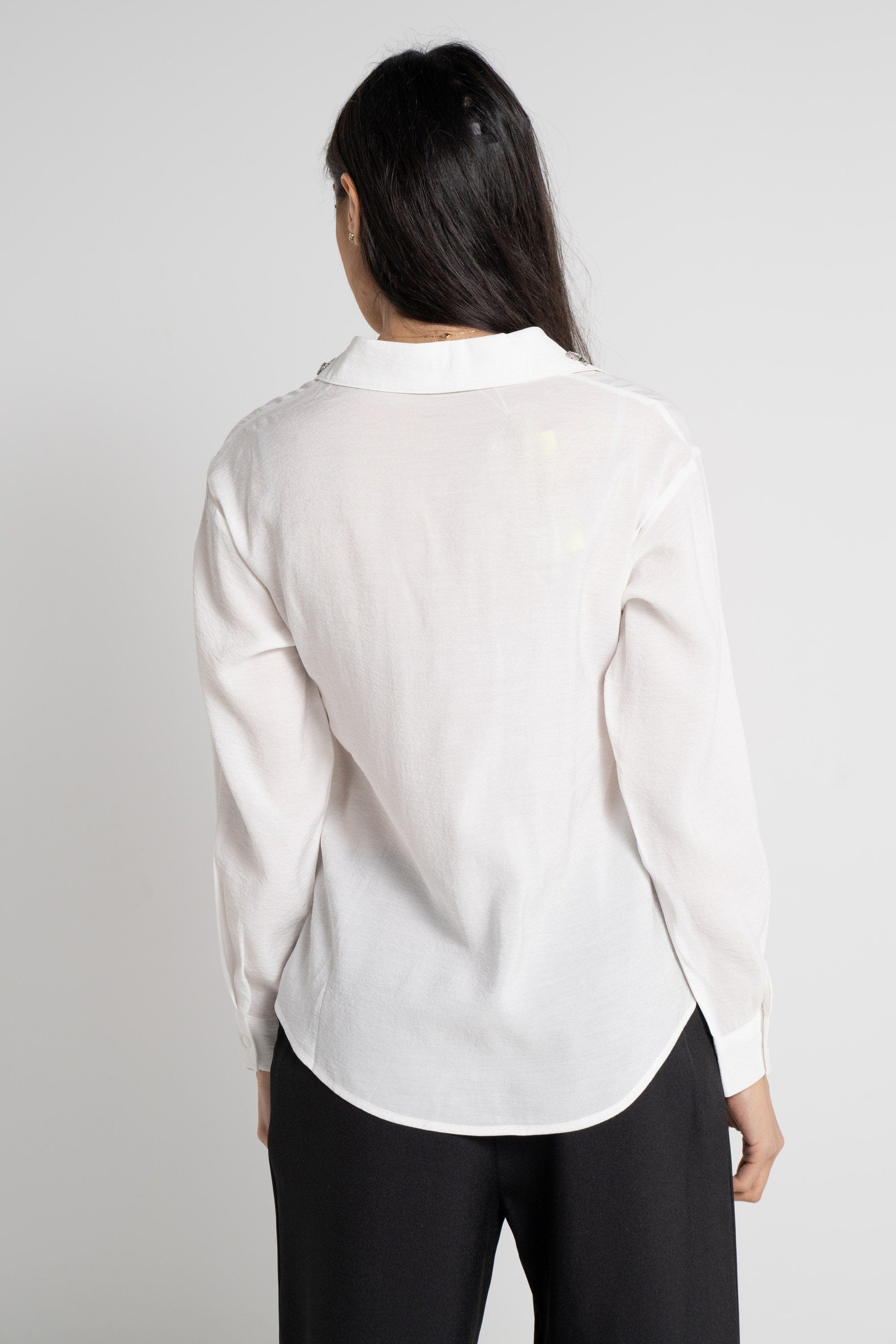 ميكا قميص طويل الأكمام بياقة مطرزة وأزرار أمامية نسائي