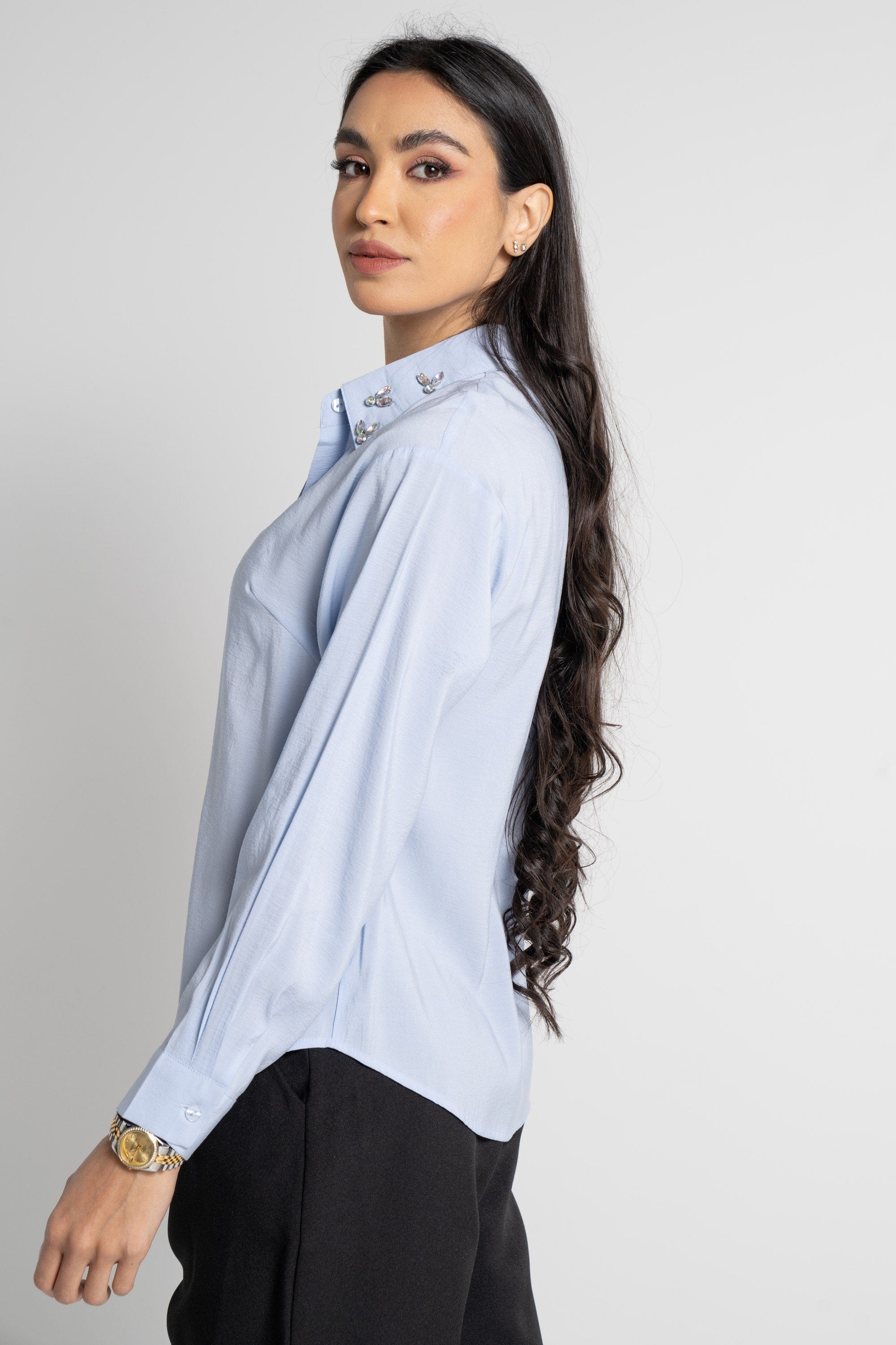 ميكا قميص طويل الأكمام بياقة مطرزة وأزرار أمامية نسائي