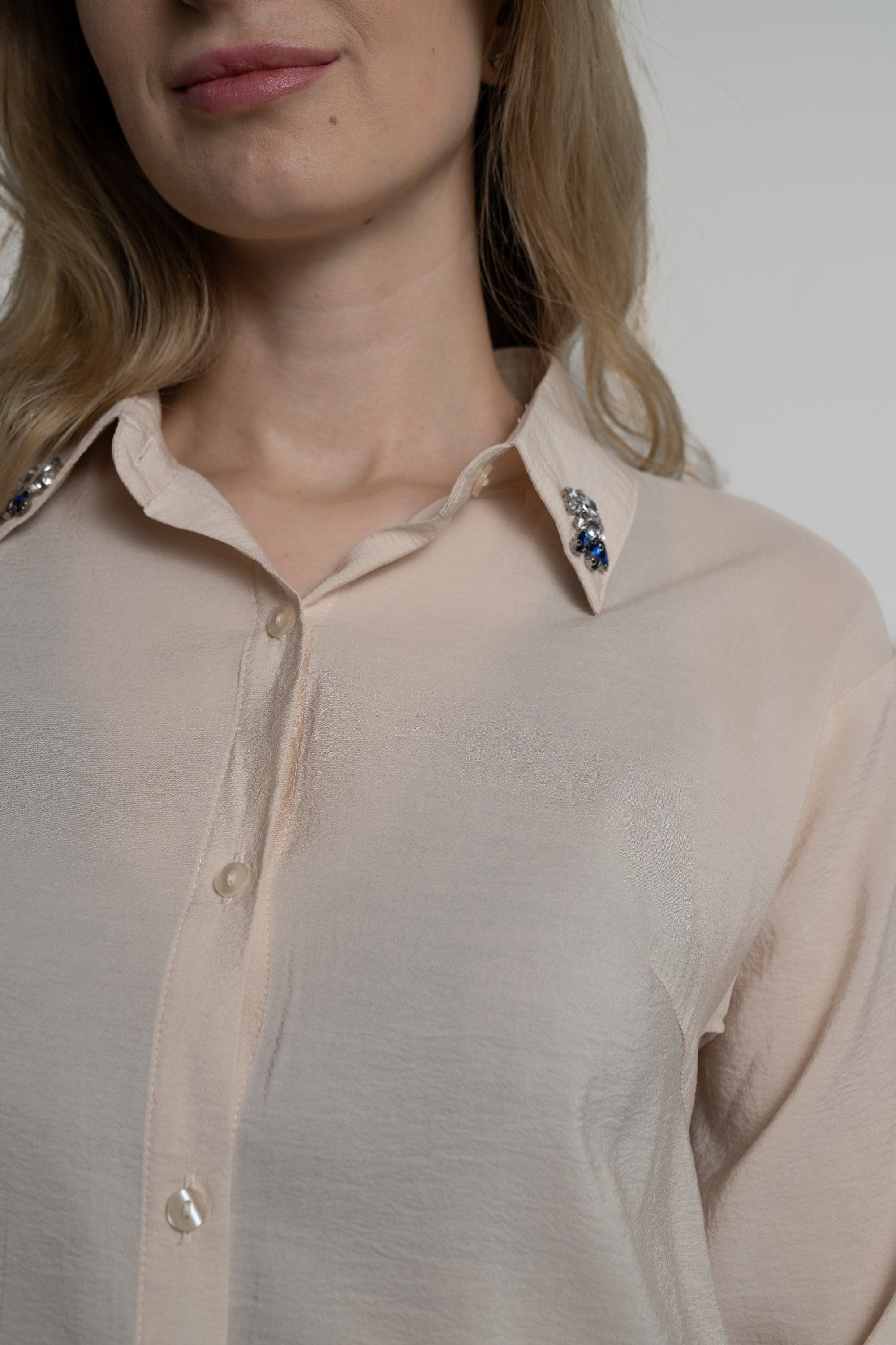 ميكا قميص بأكمام طويلة سادة بياقة مطرزة