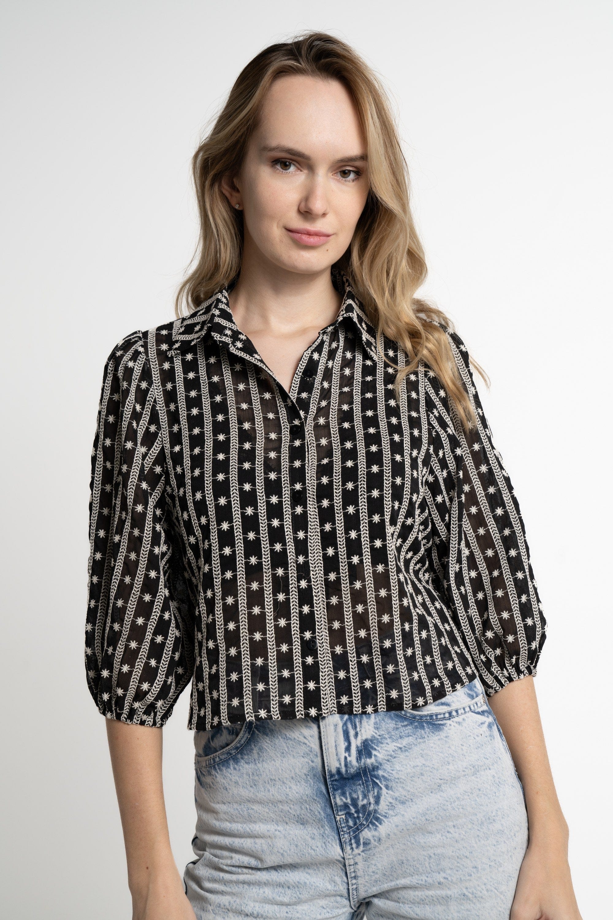 ميكا قميص بأكمام 3/4 مطرز بورود نسائي