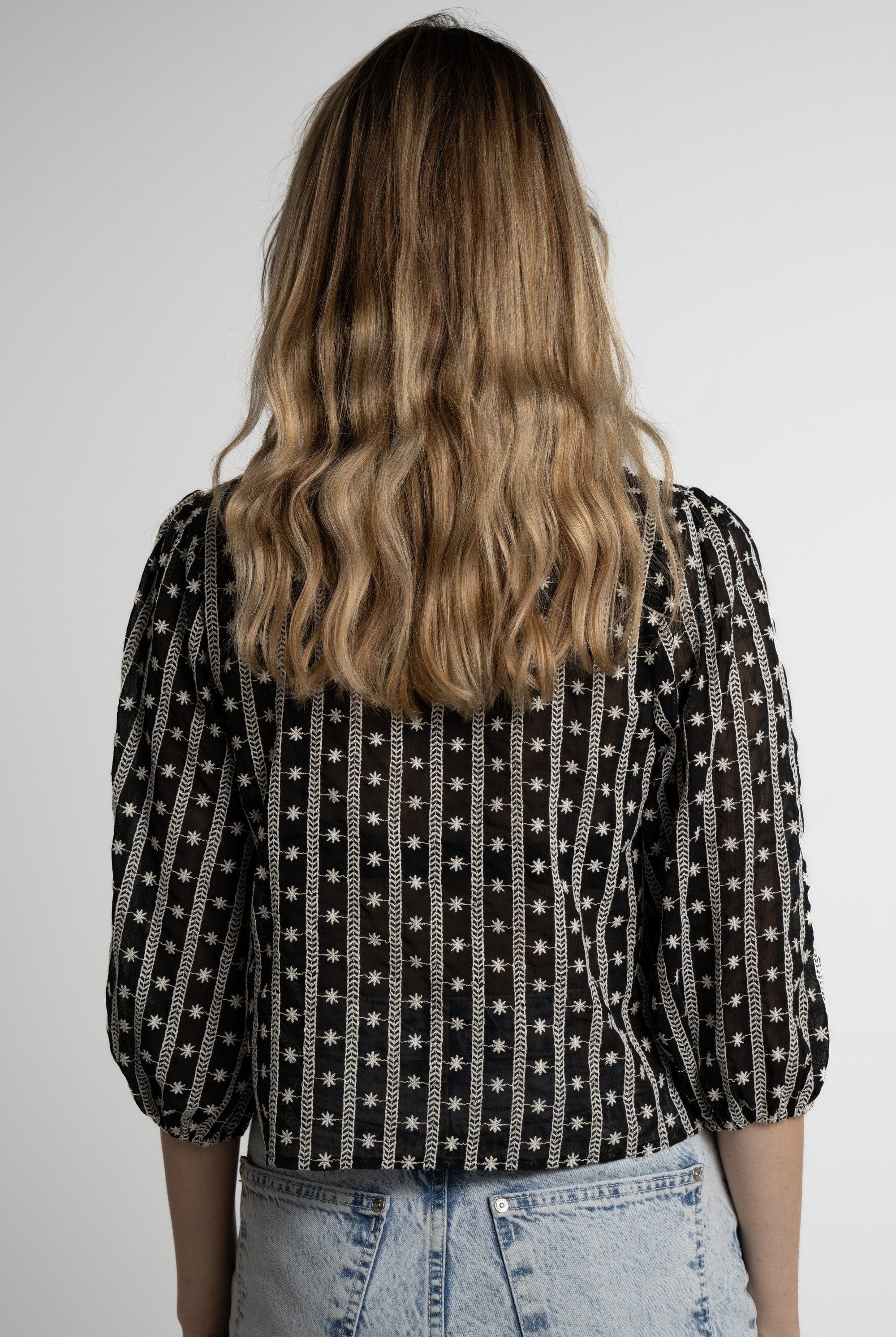 ميكا قميص بأكمام 3/4 مطرز بورود نسائي