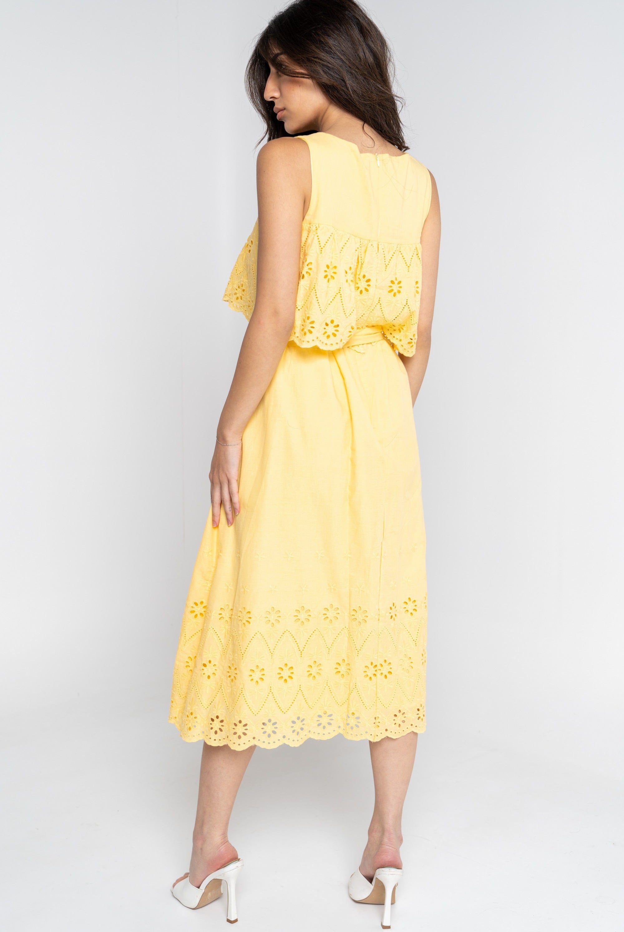 ميكا فستان ميدي بدون أكمام مخرم بفتحة صدر مربعة