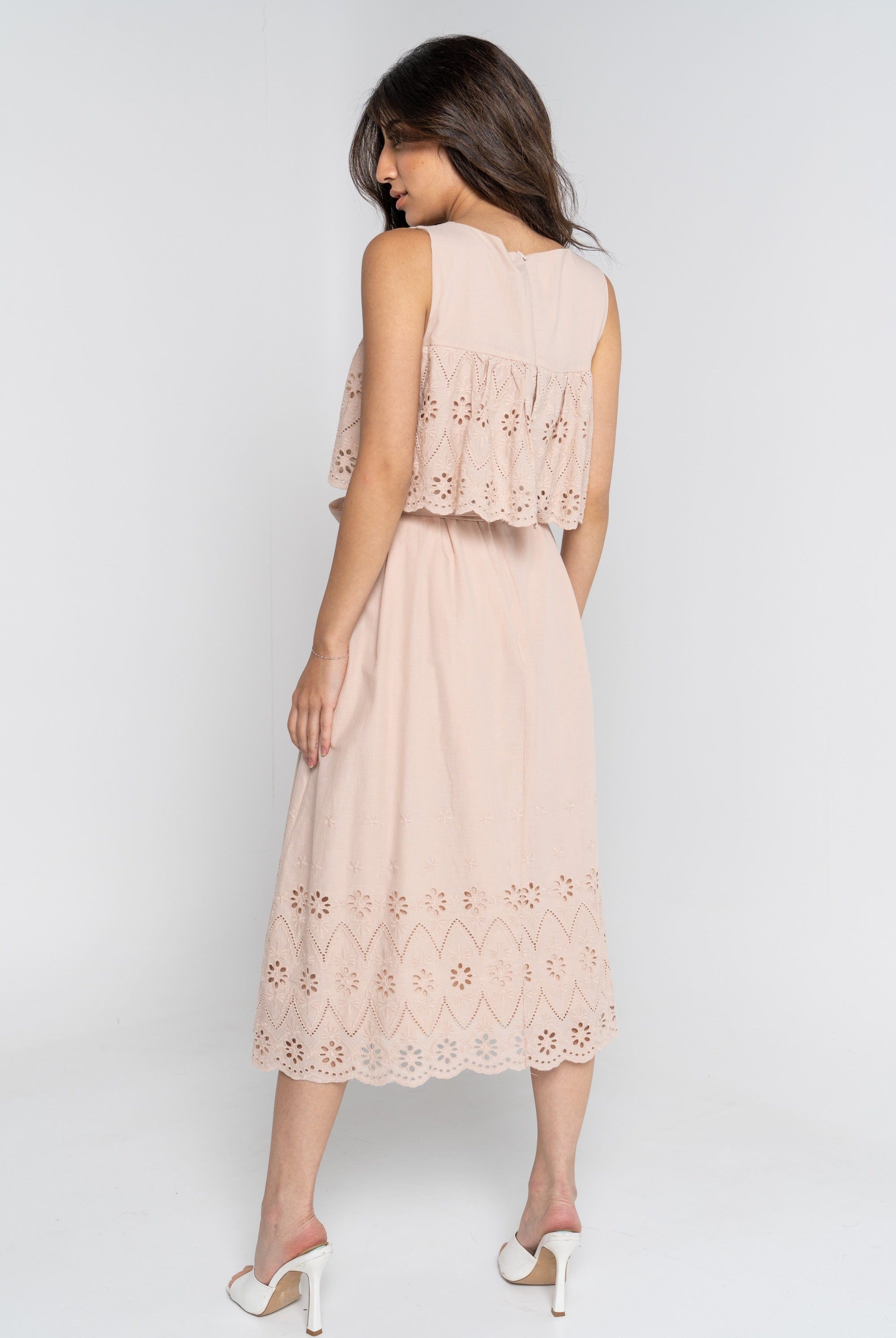 ميكا فستان ميدي بدون أكمام مخرم بفتحة صدر مربعة