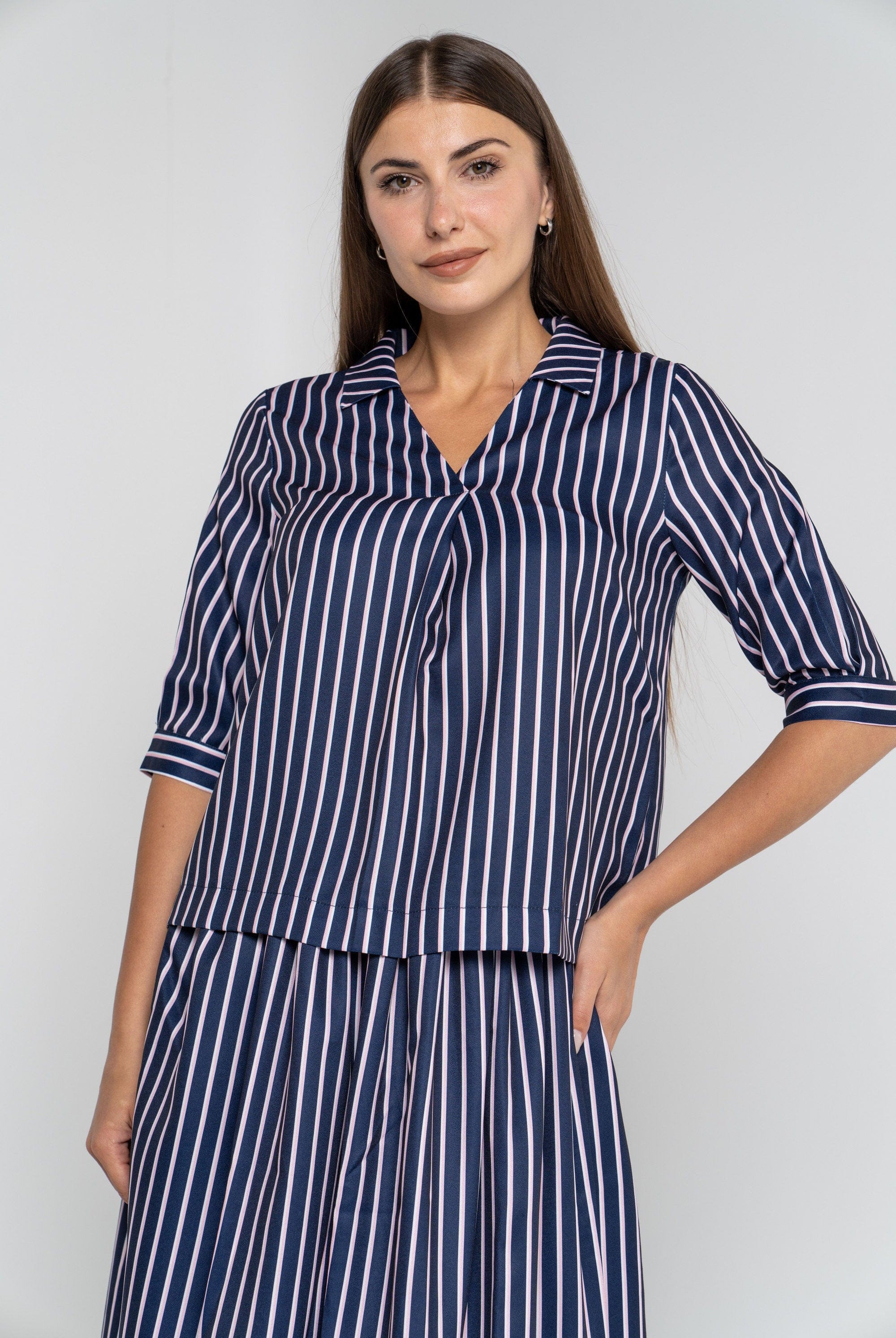 ميكا قميص مخطط بالطول كم قصيرة نسائي