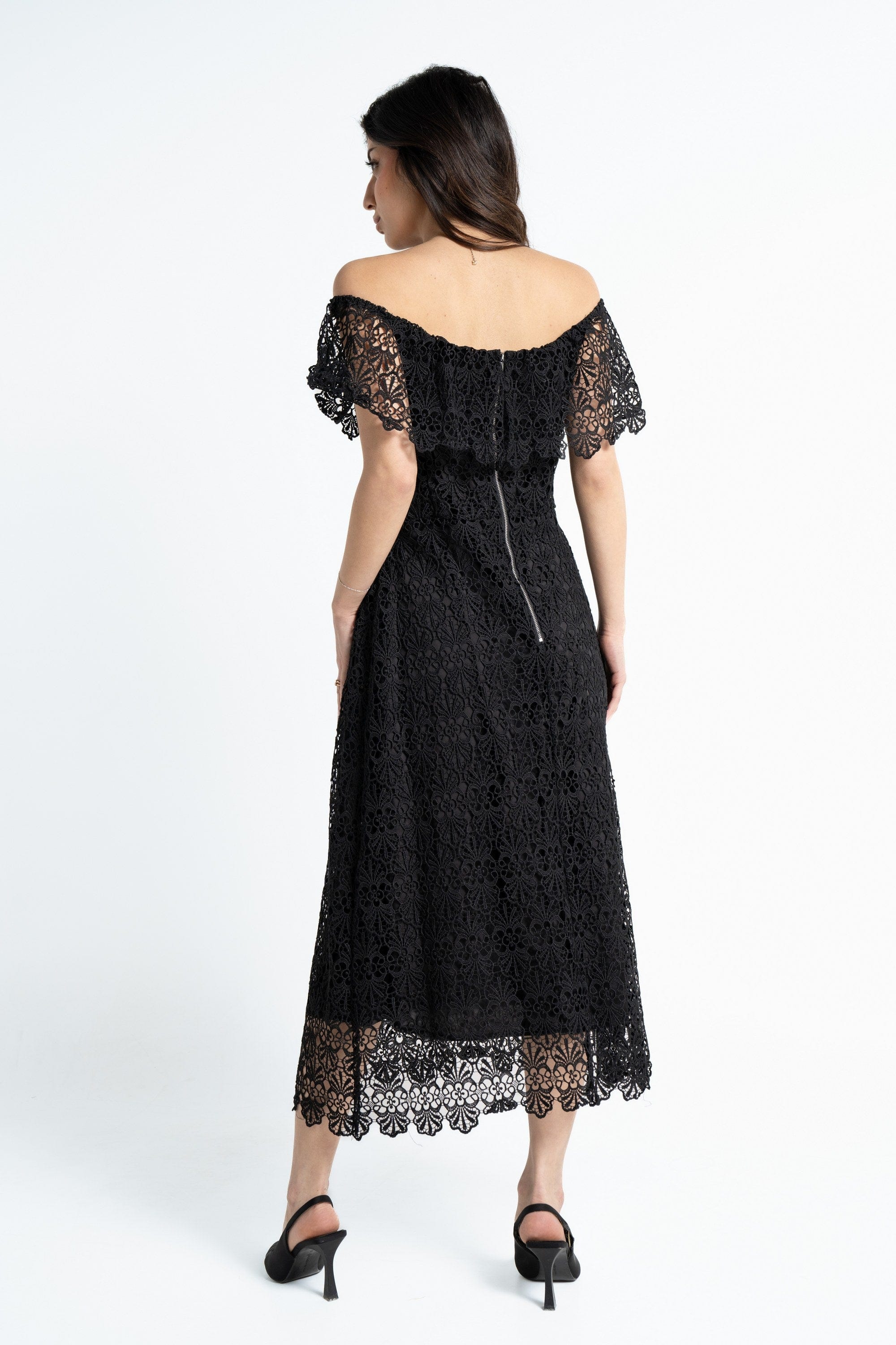 ميكا فستان ميدي بأكمام قصيرة أوف شولدر مطرز