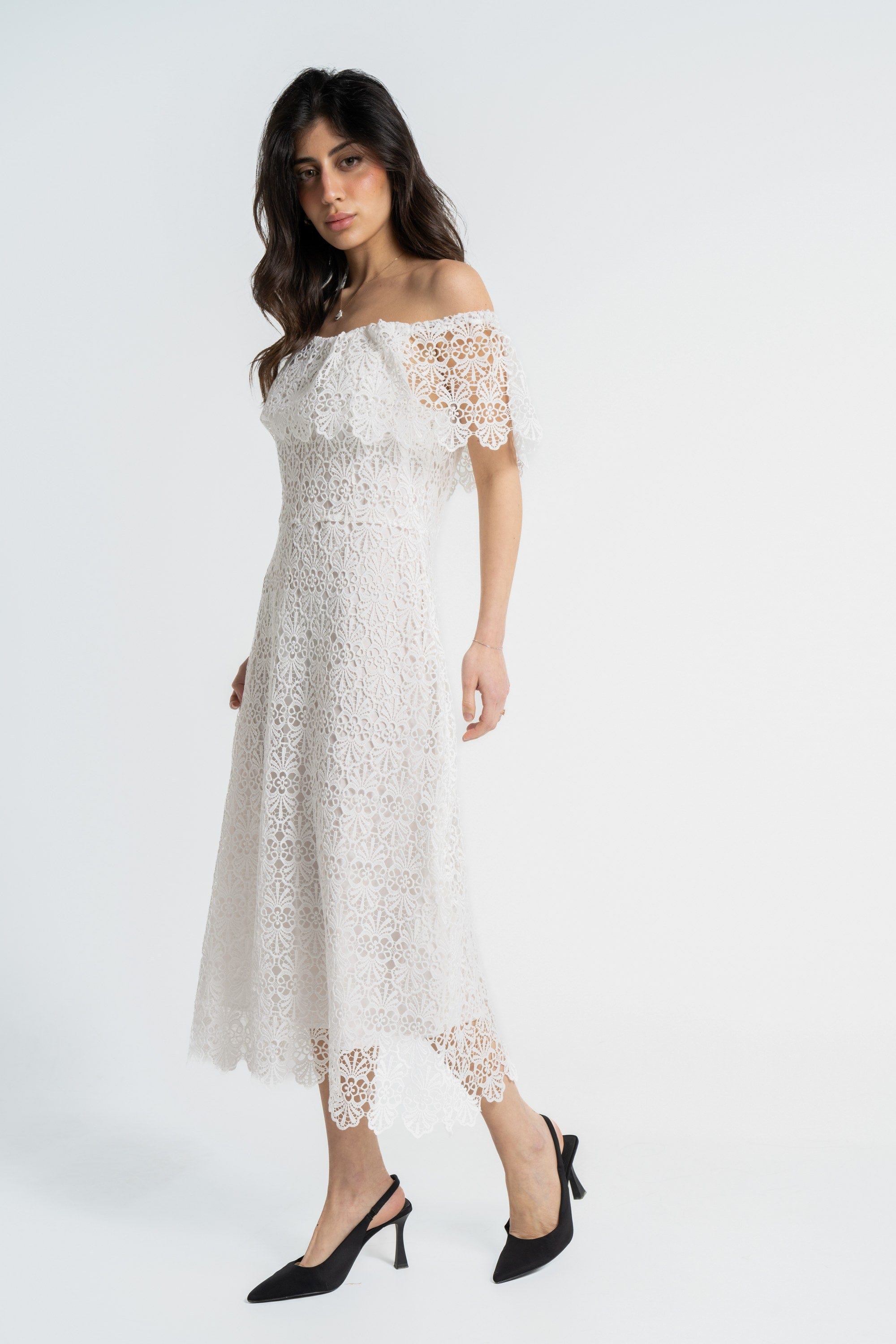 ميكا فستان ميدي بأكمام قصيرة أوف شولدر مطرز