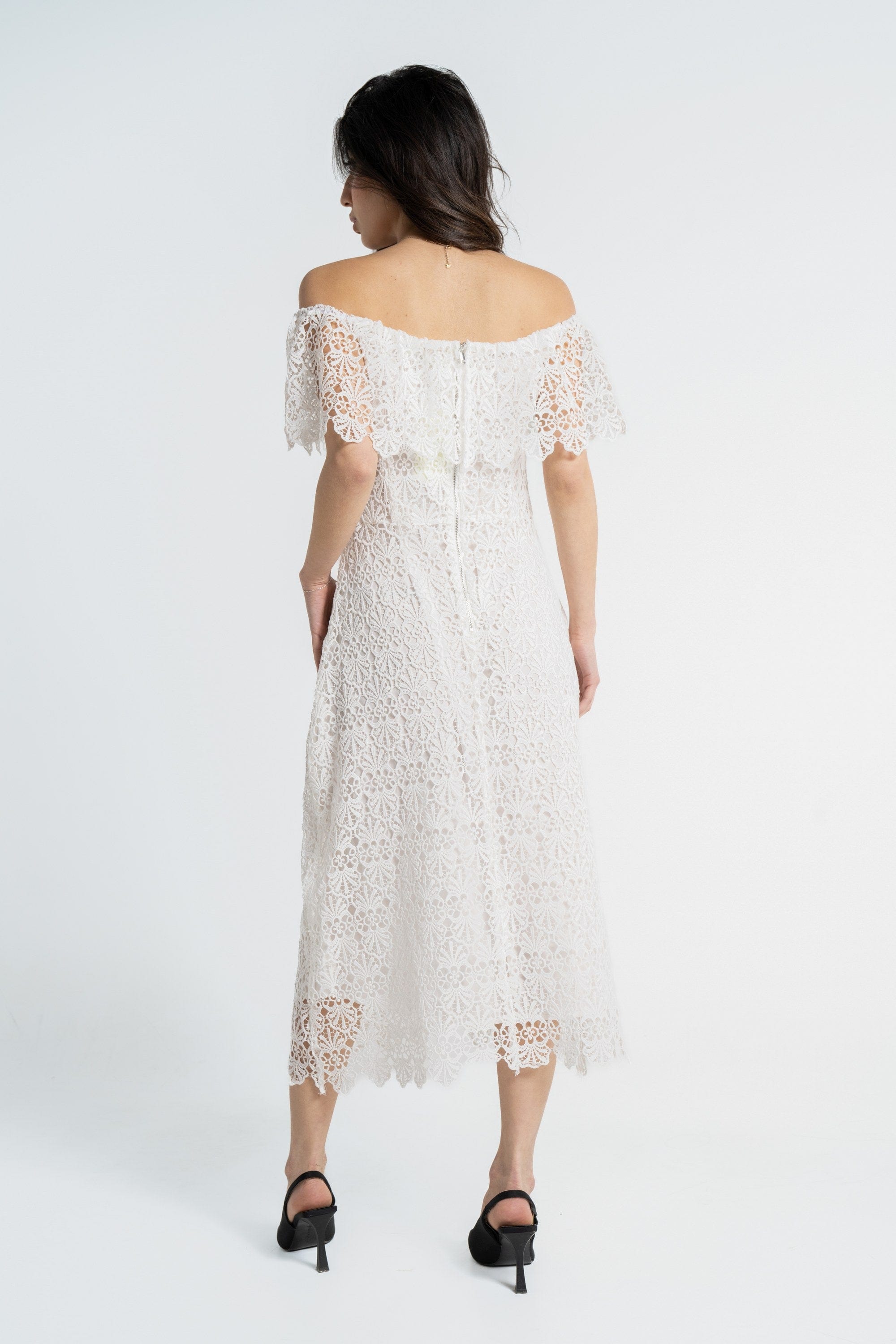 ميكا فستان ميدي بأكمام قصيرة أوف شولدر مطرز