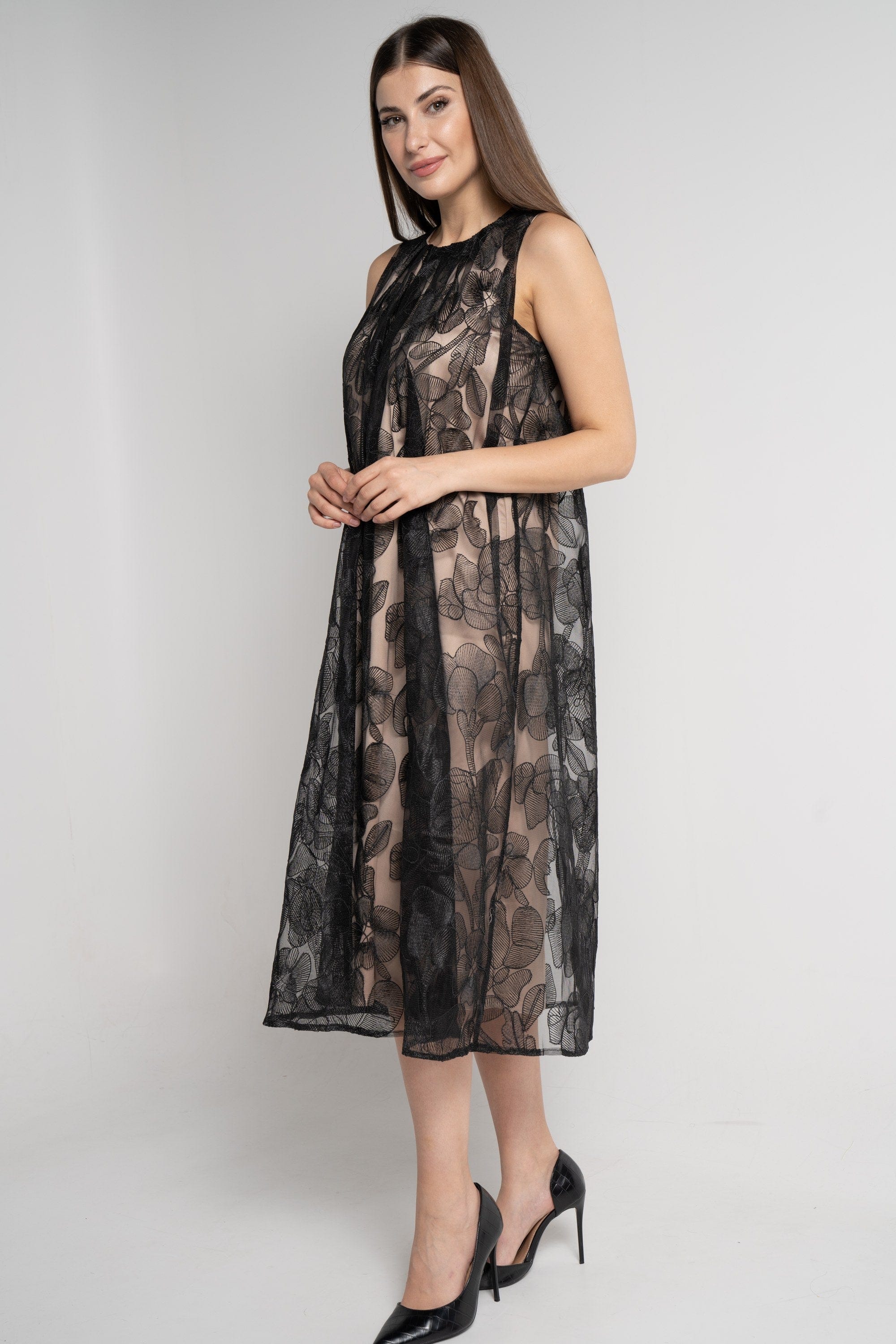 ميكا فستان ميدي بدون أكمام شيفون مطرز بيج