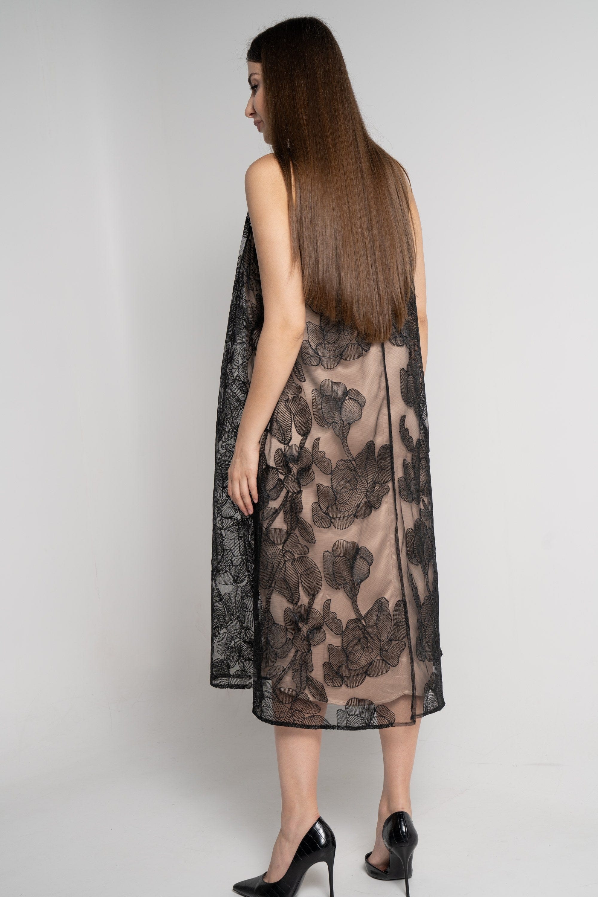 ميكا فستان ميدي بدون أكمام شيفون مطرز بيج