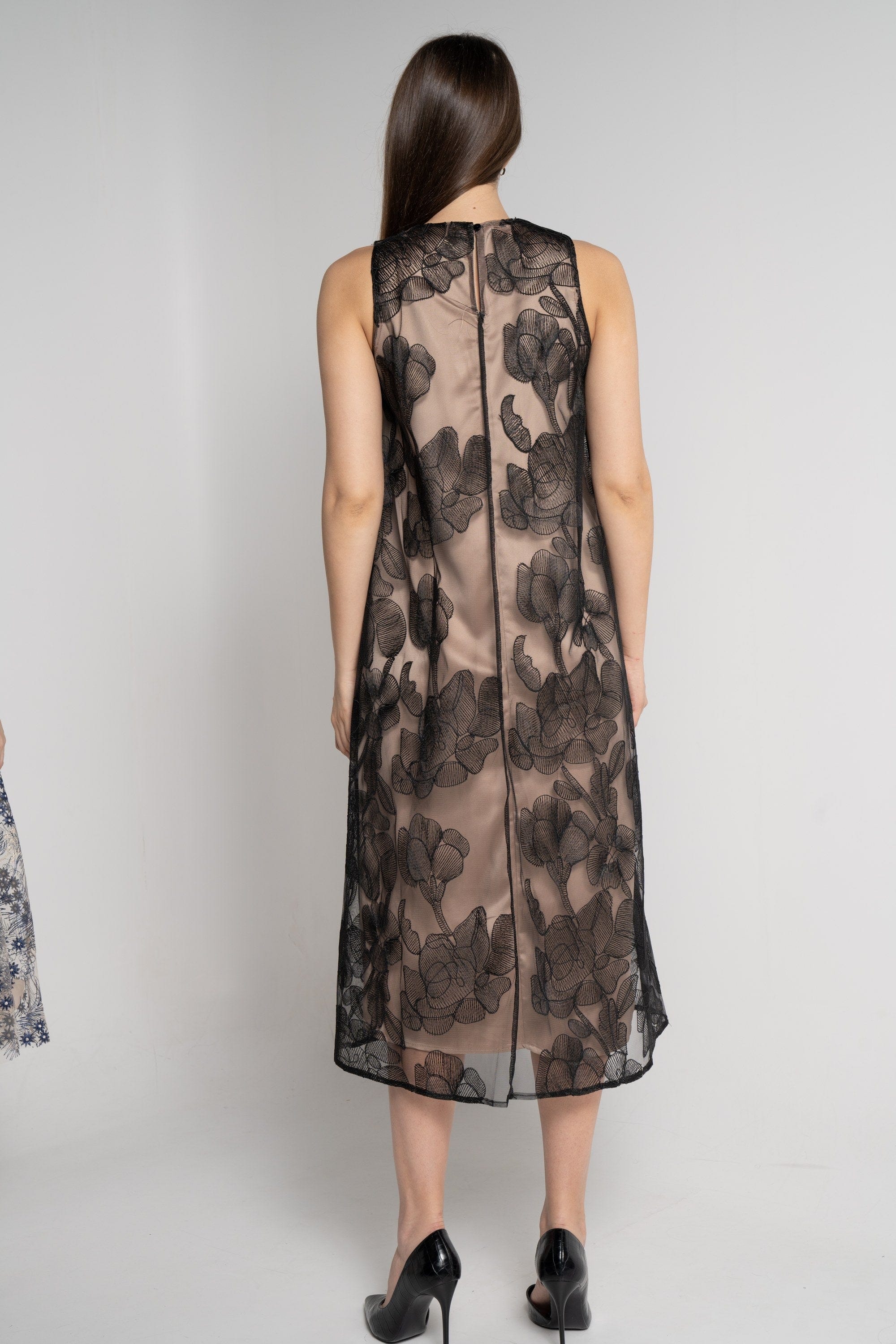 ميكا فستان ميدي بدون أكمام شيفون مطرز بيج