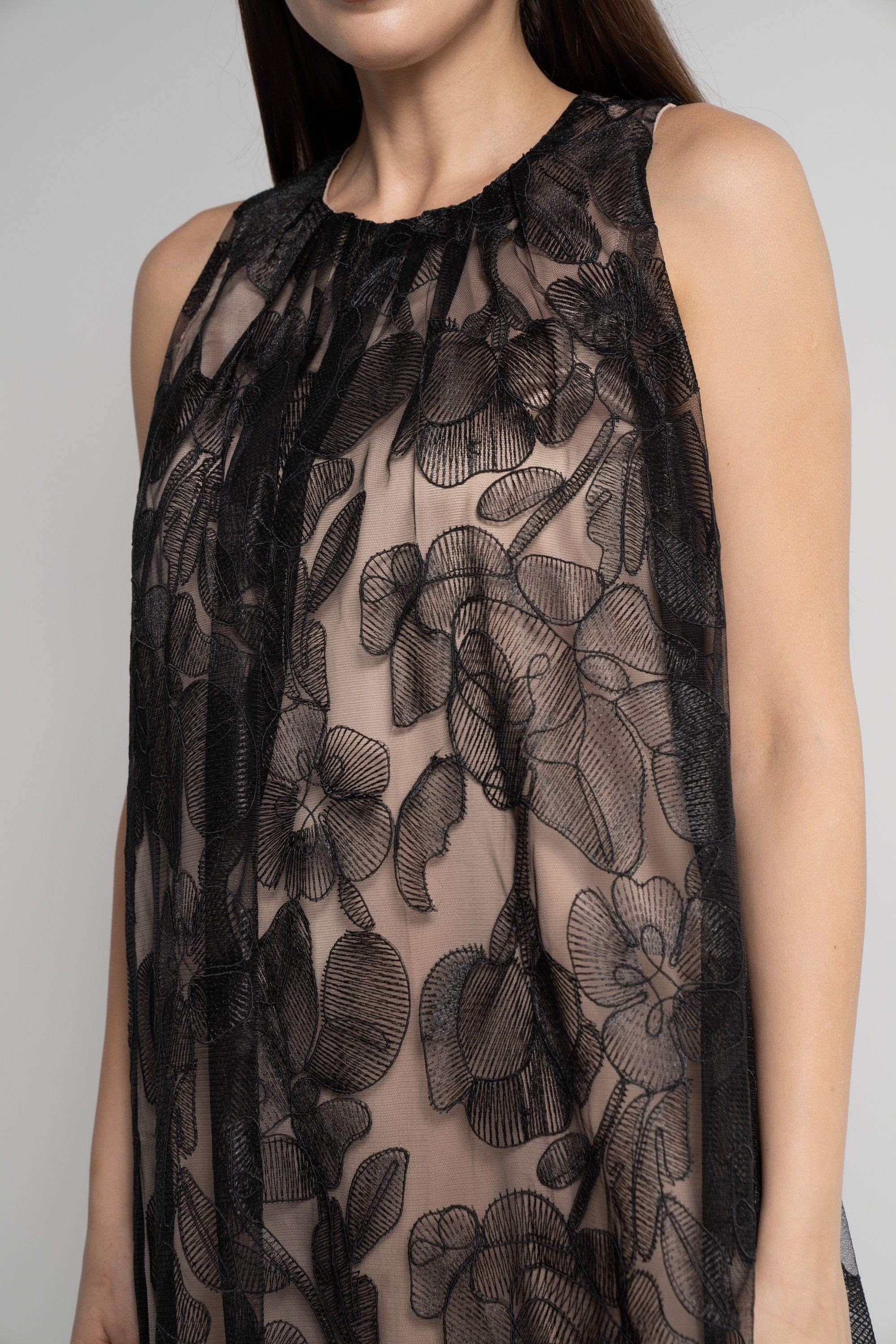 ميكا فستان ميدي بدون أكمام شيفون مطرز بيج