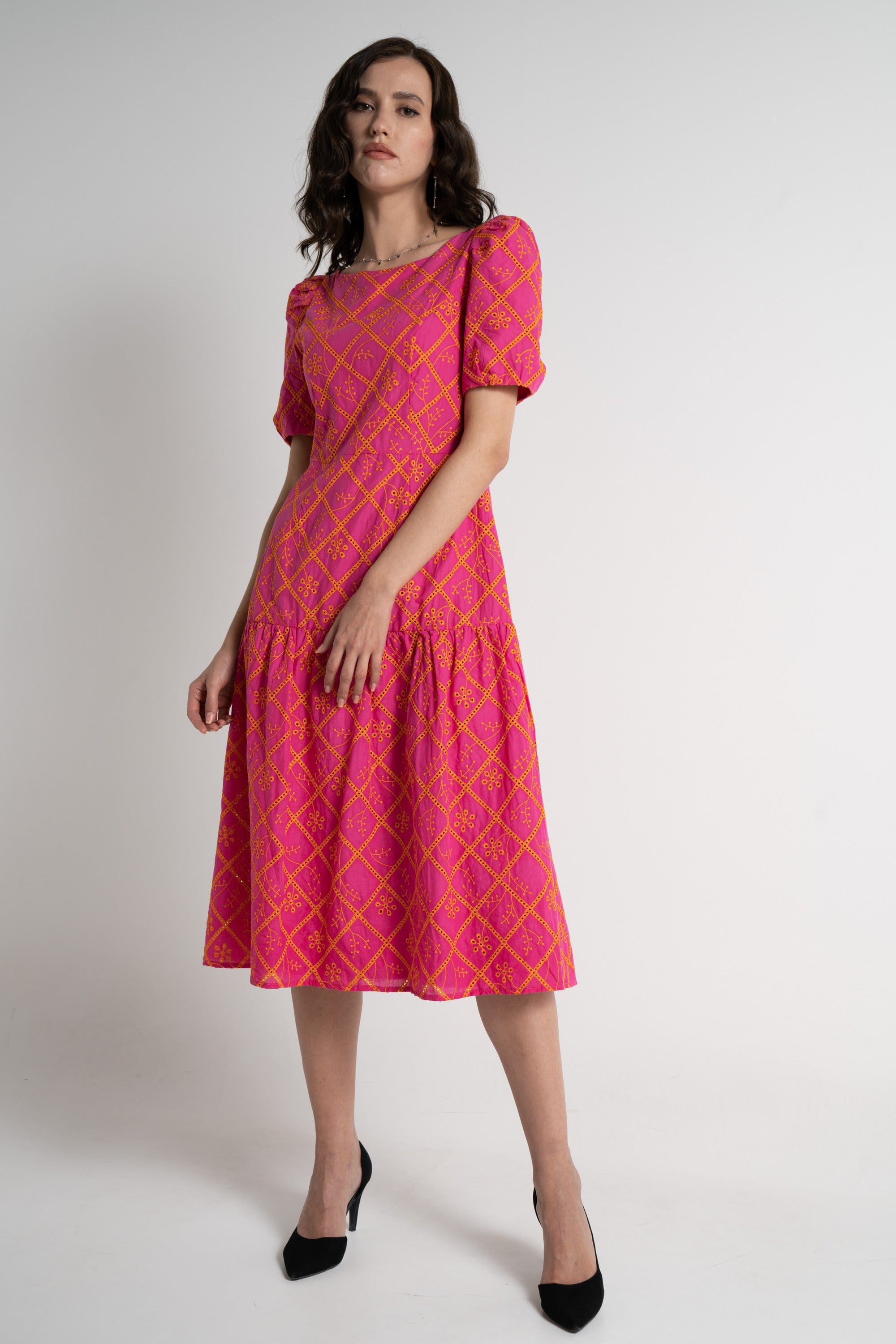 ميكا فستان ميدي نسائي مطرز فوشيا