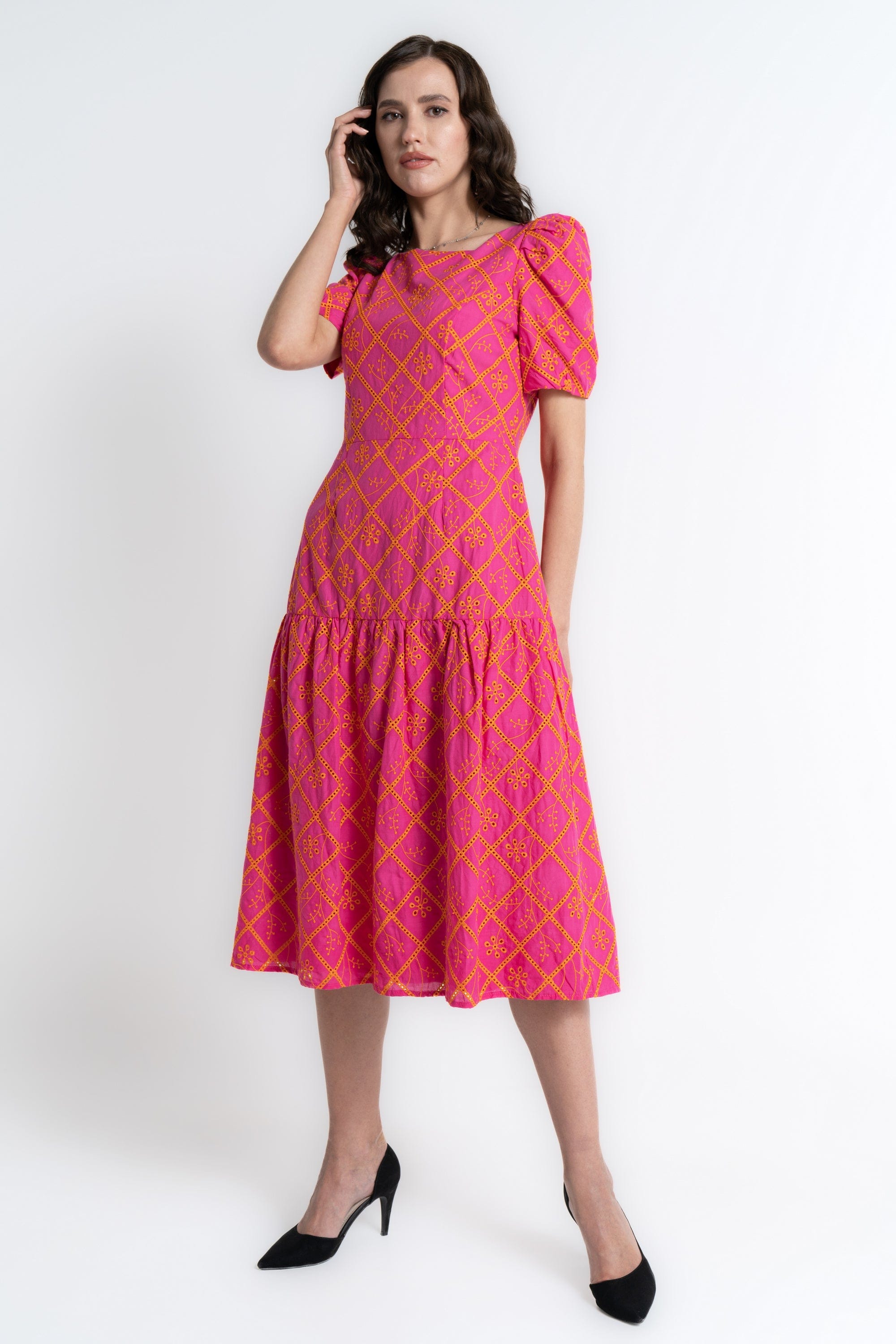 ميكا فستان ميدي نسائي مطرز فوشيا