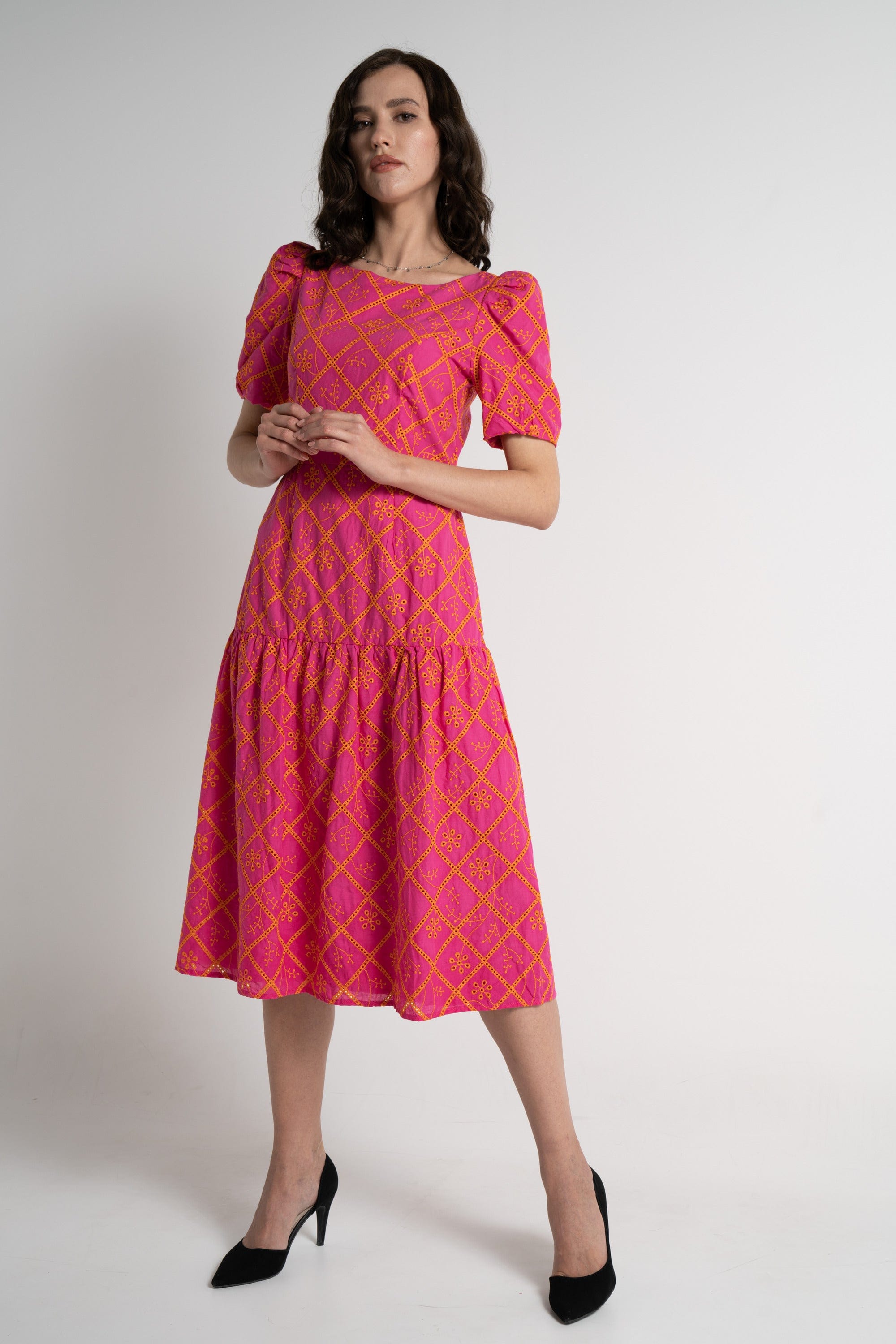 ميكا فستان ميدي نسائي مطرز فوشيا